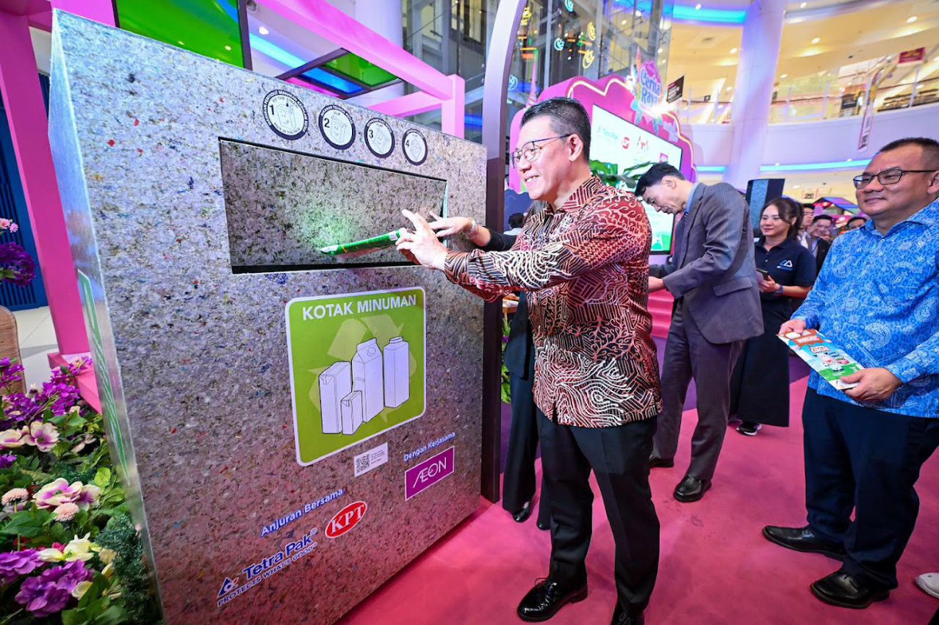 倪可敏在现场将纸盒包转丢进再循环垃圾桶。