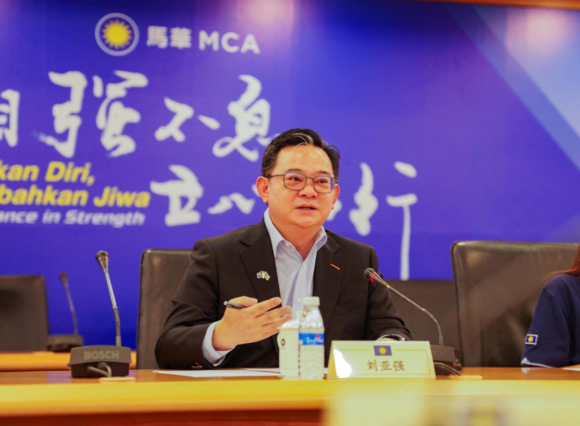 刘亚强促陆兆福回应是否有持续进行足够的执法，以及是否继续推动有关酒驾与毒驾危险的醒觉运动。