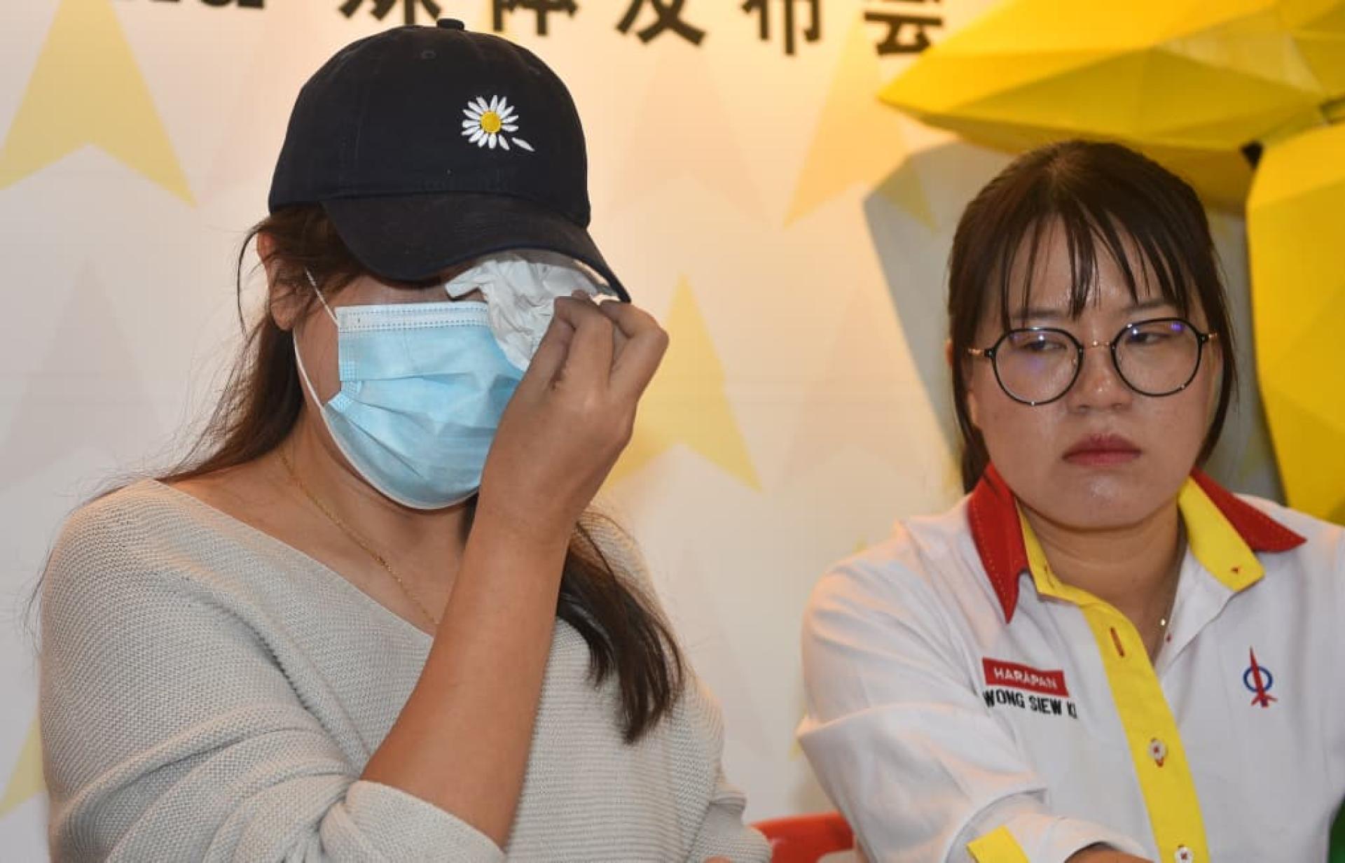 林氏在王诗棋陪同下，诉说失去孩子的经过。