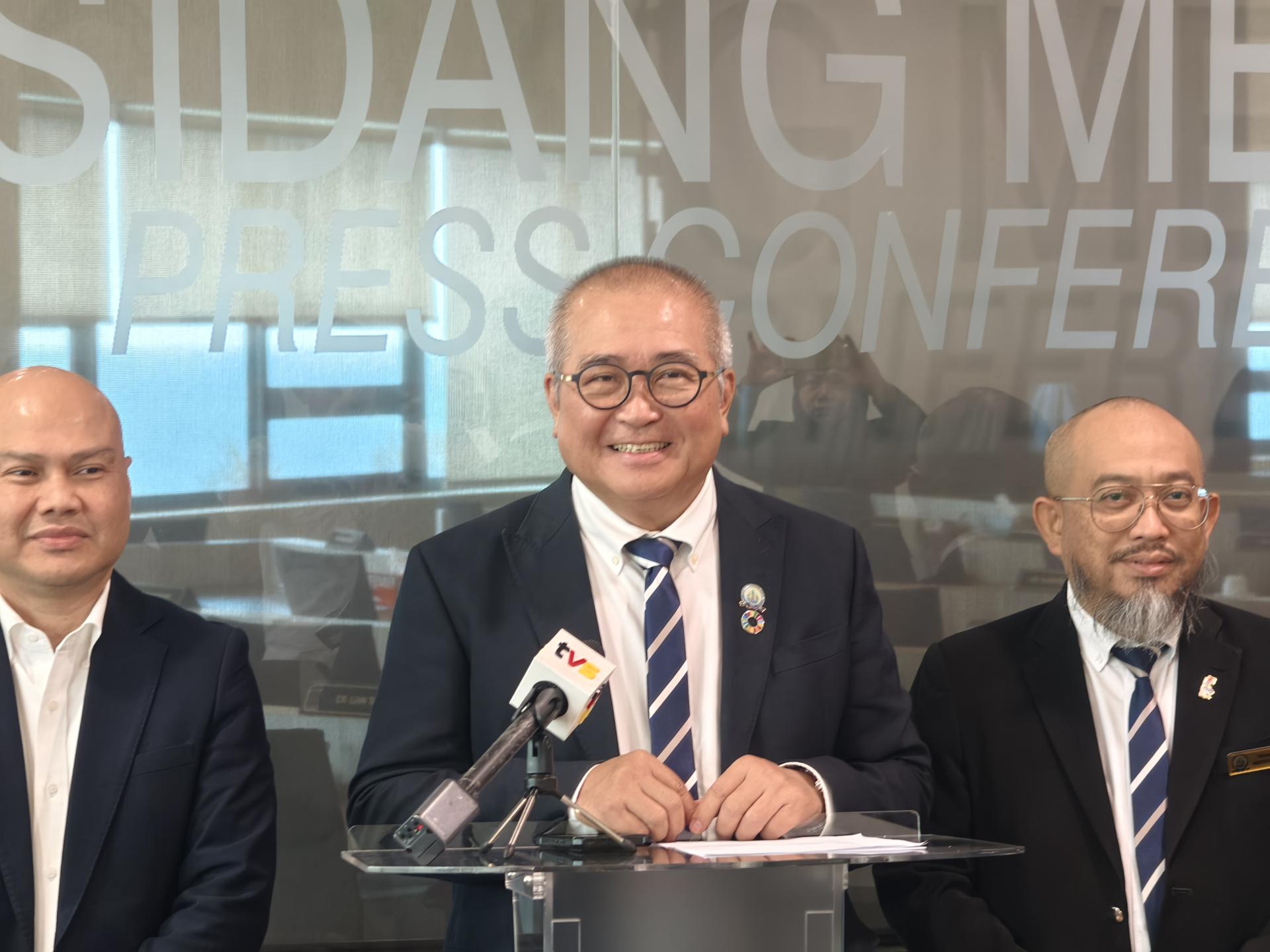 美里市长俞小珊（中）宣布一项令人振奋的消息是，美里市政局荣获2026至2028年度东盟清洁旅游城市奖，成为砂拉越获此殊荣的地方政府之一。左为美里市政局代秘书阿都拉曼，右为美里市副市长阿里芬。