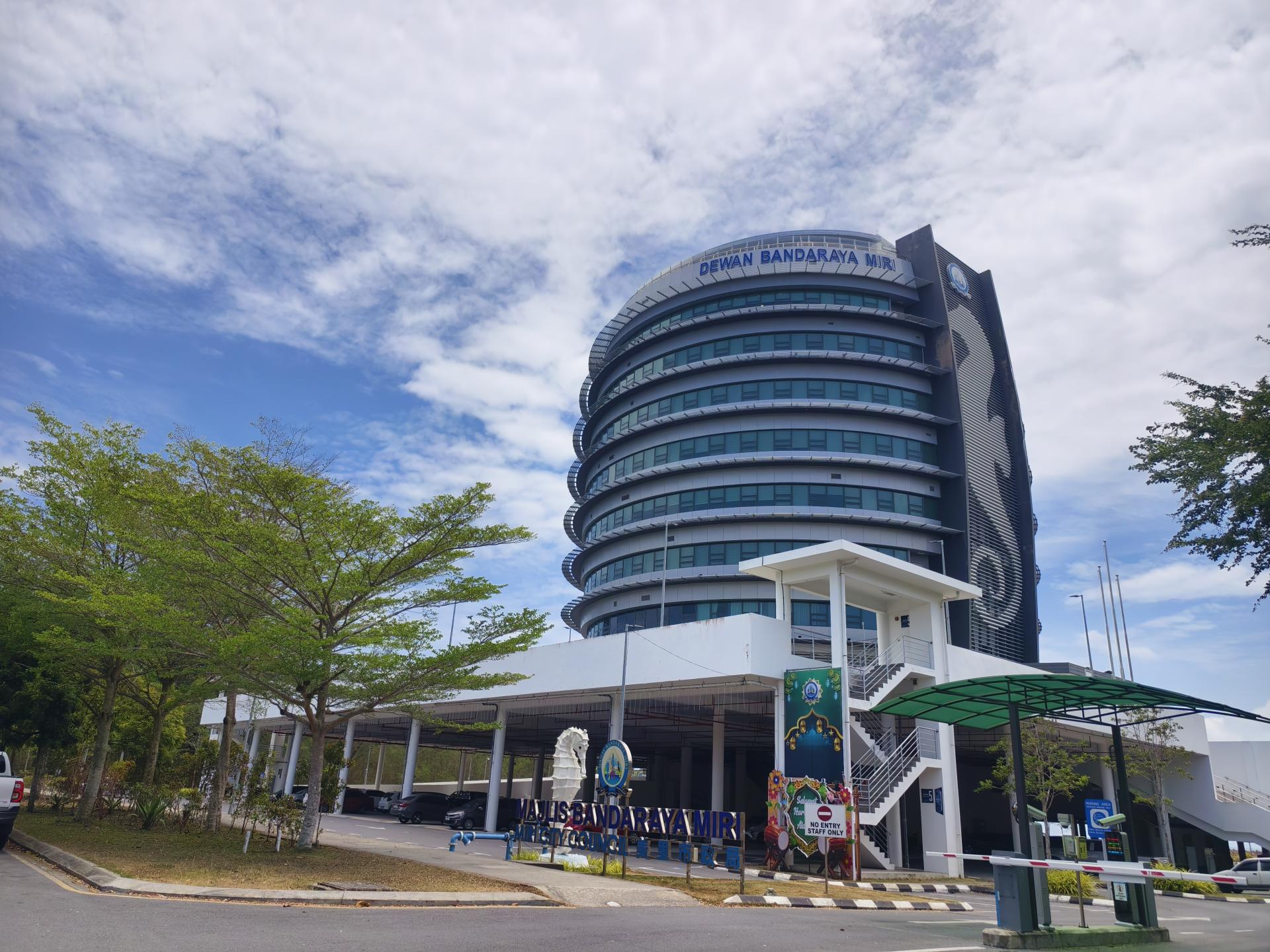 民众登上市政局大厦顶楼观景区，欣赏美里迷人日落景色。