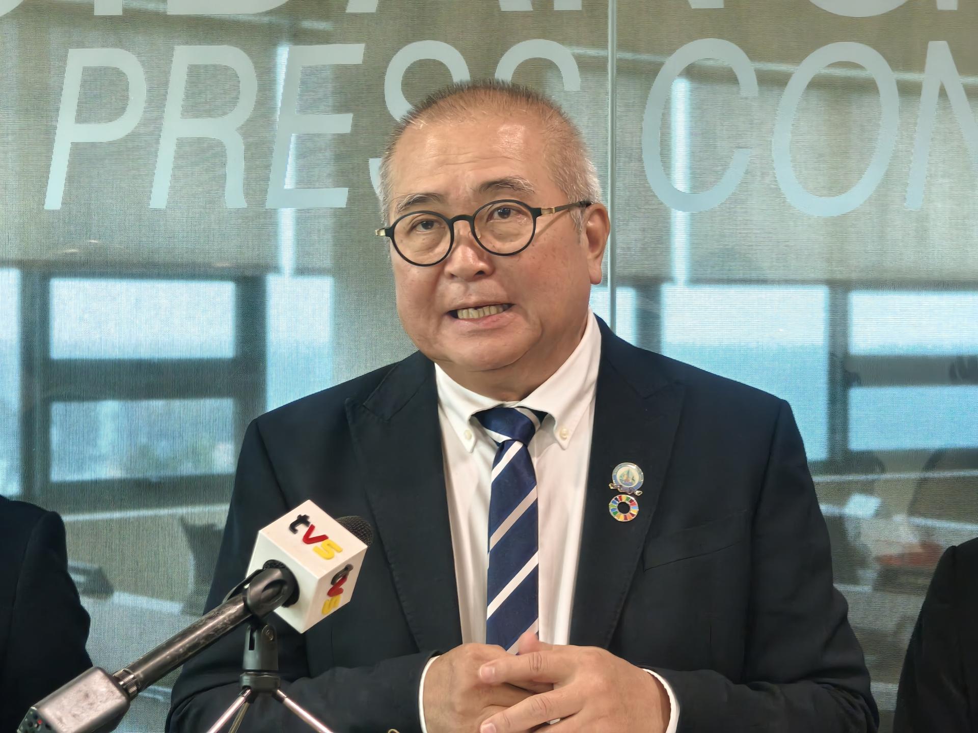 俞小珊于新闻发布会上说明市政局加强清理排水沟及设立跨部门特别工作队的措施，以改善排水系统与防范水灾。