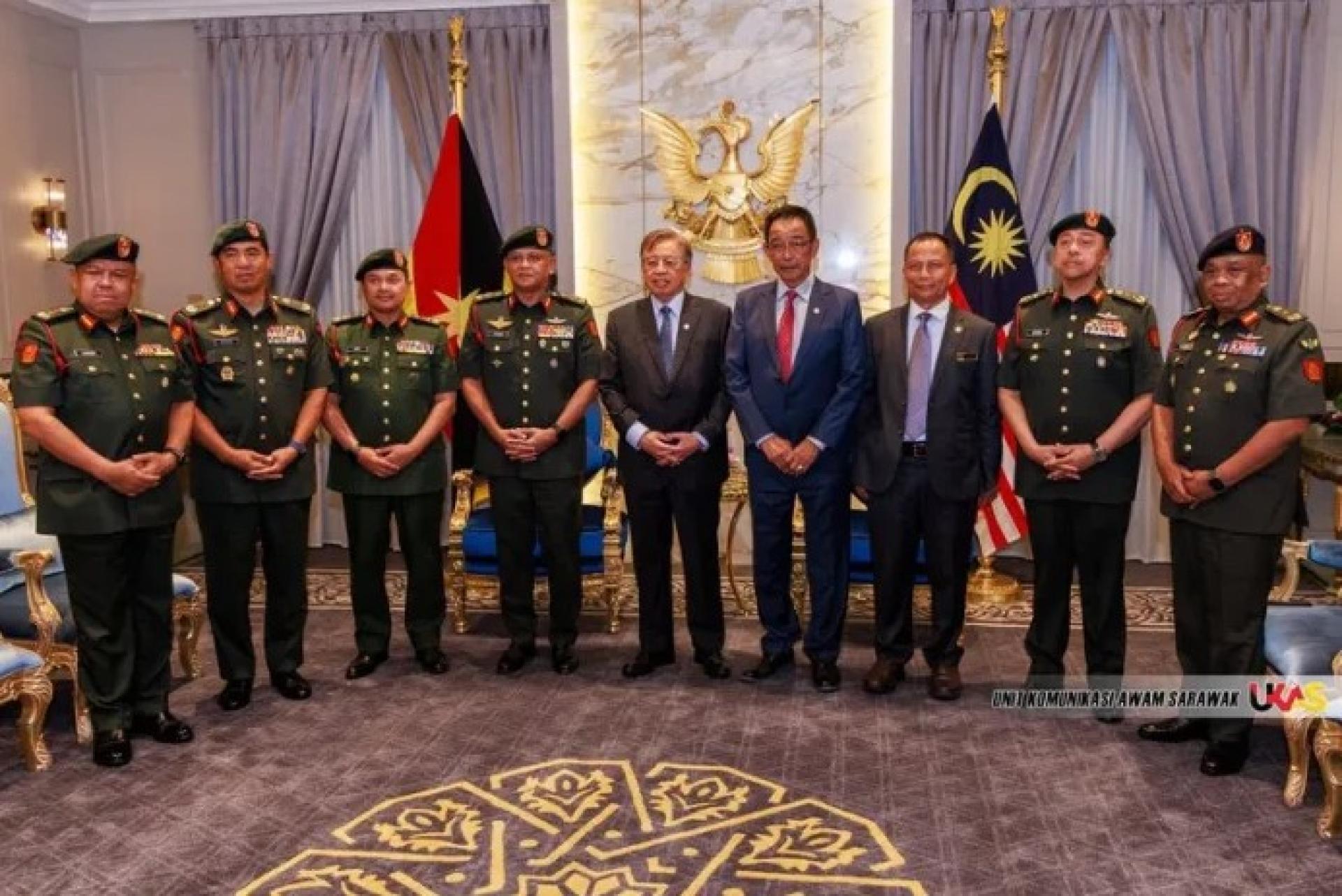 阿邦佐哈里（中）与阿都卡林（右4）在2026年3月30日于古晋国家勇士大厦接见阿兹汉（左4）一行。照片：Ukas