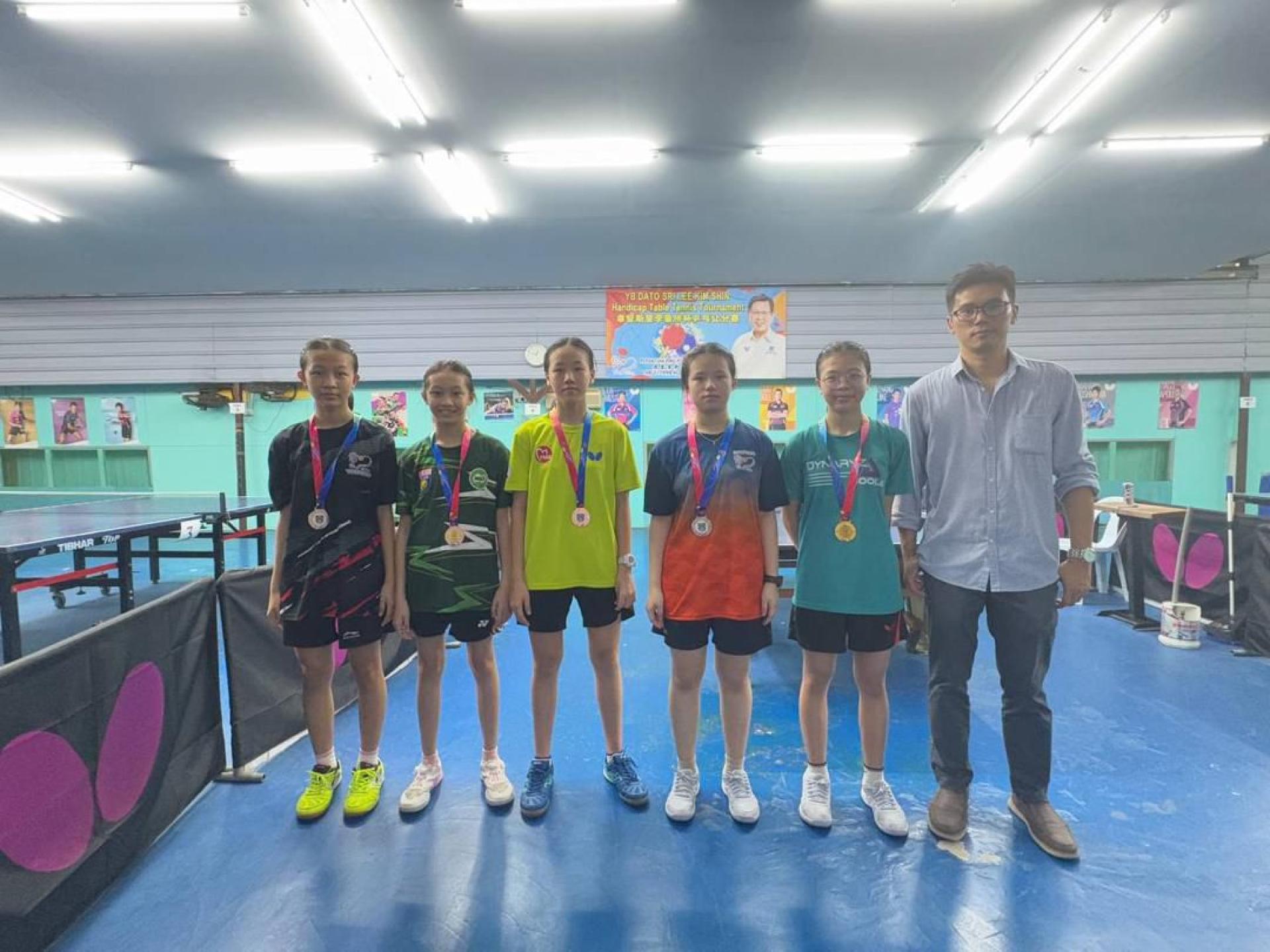 优胜选手与美里省乒乓球总会负责人合影留念。