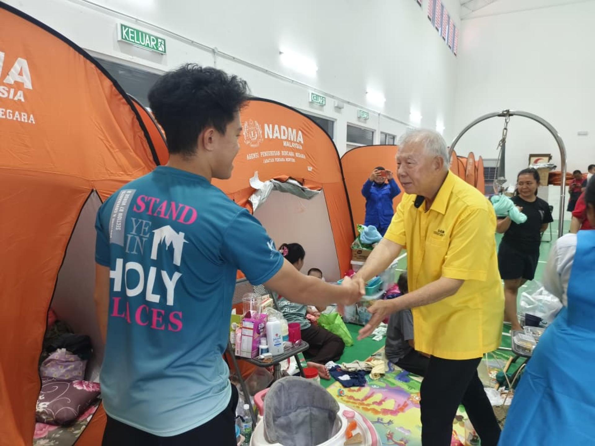 砂旅游副部长拿督陈超耀探访及慰问火灾影响的家庭。