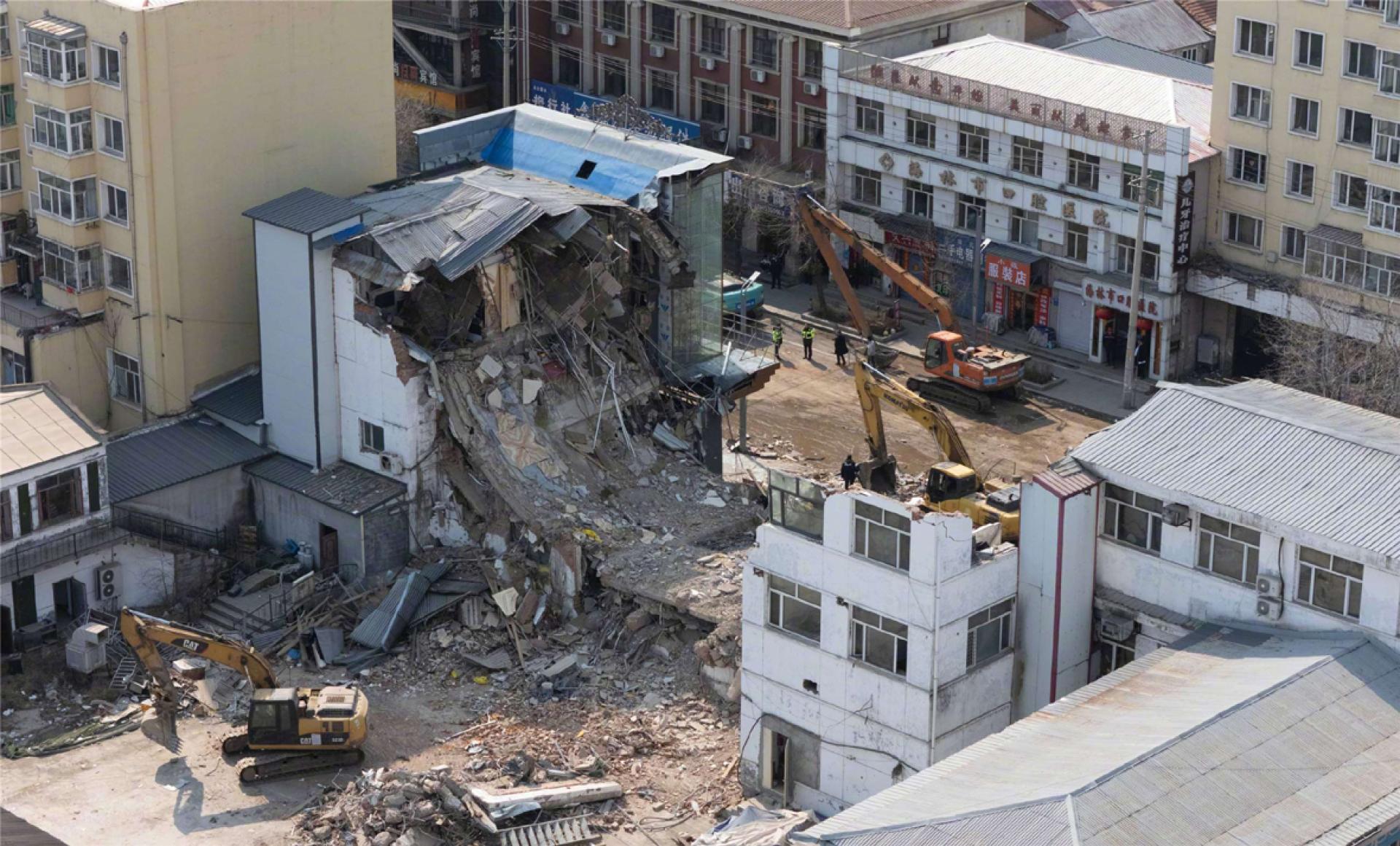 黑龙江海林市海林镇1栋楼房在29日发生局部崩塌。