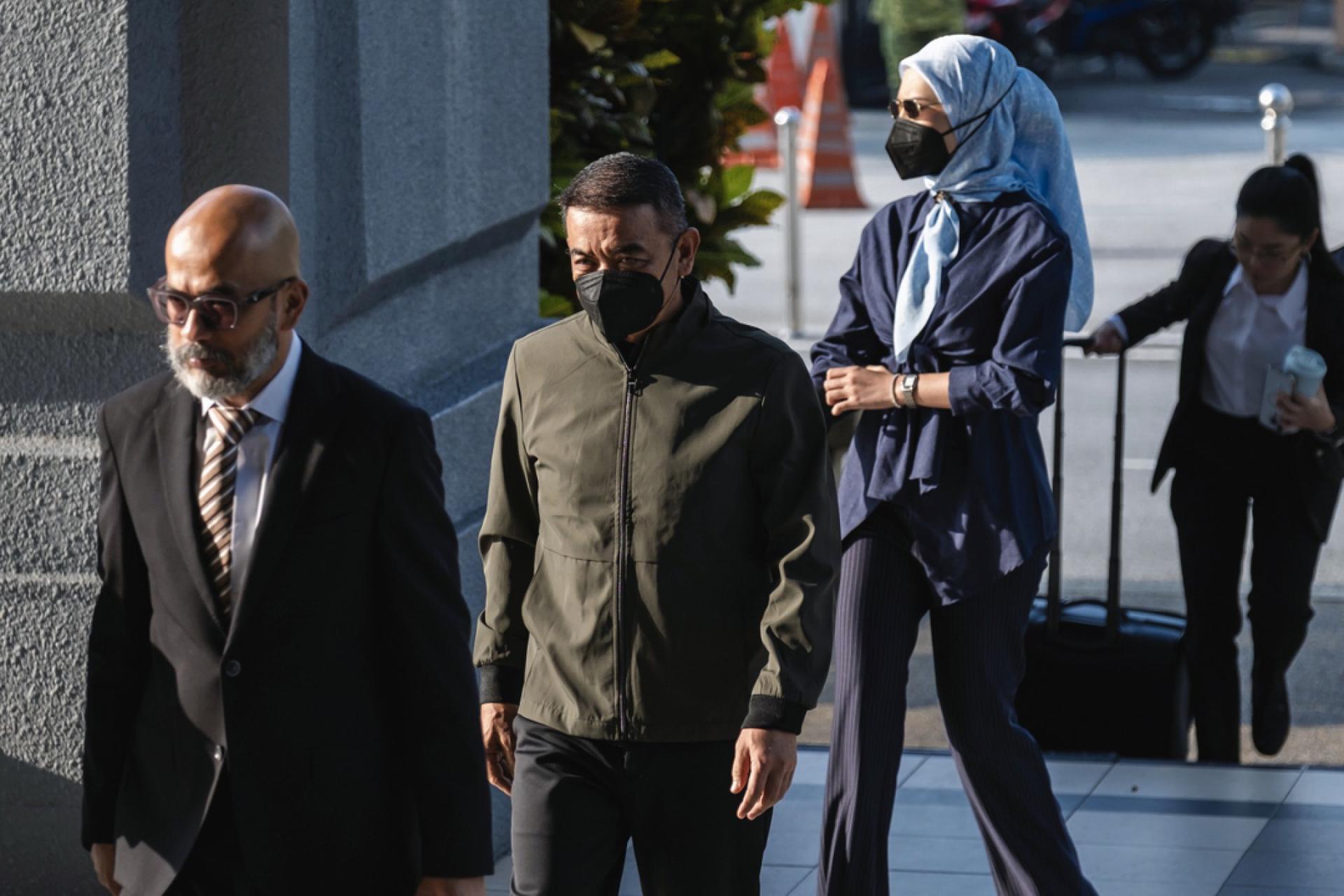 哈菲祖丁及妻子莎瓦妮因涉及11项收受非法活动收益的控罪，将在地庭一并审理。