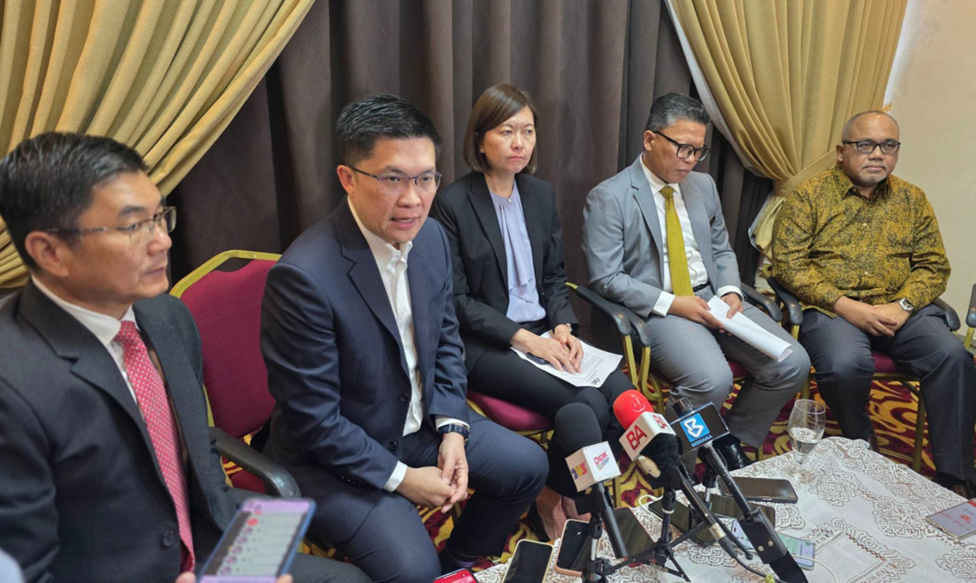 黄家和（左2）在出席太平新届市议员宣誓礼后向媒体发表谈话，右起是查希、阿克玛、黄诗情及郑国霖（左）。