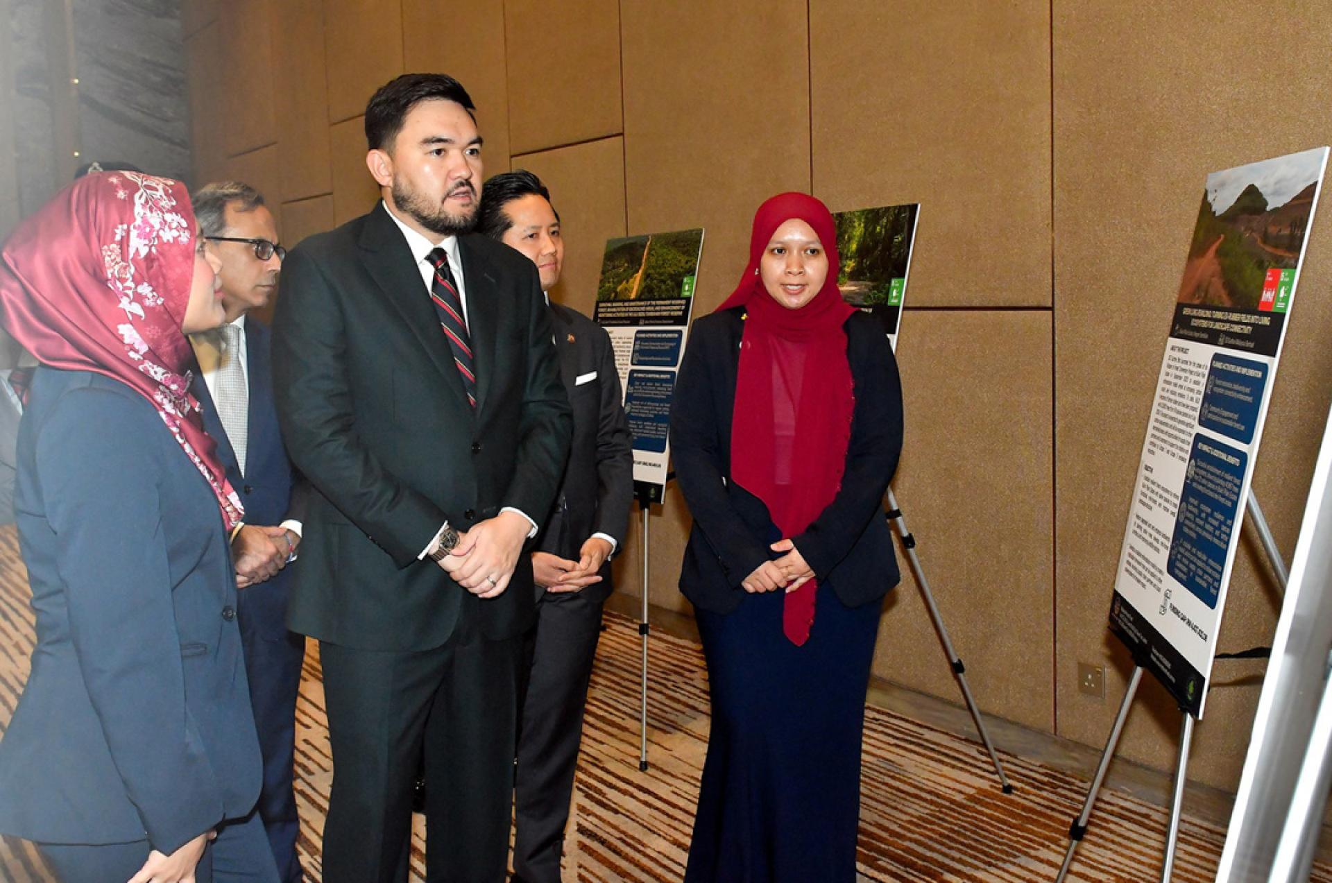 雪兰莪王储东姑阿米尔莎（左2）出席并主持“森林保育证书——马来西亚值得信赖的保育融资平台”项目开幕仪式期间，参观展览。右2为亚瑟古律。