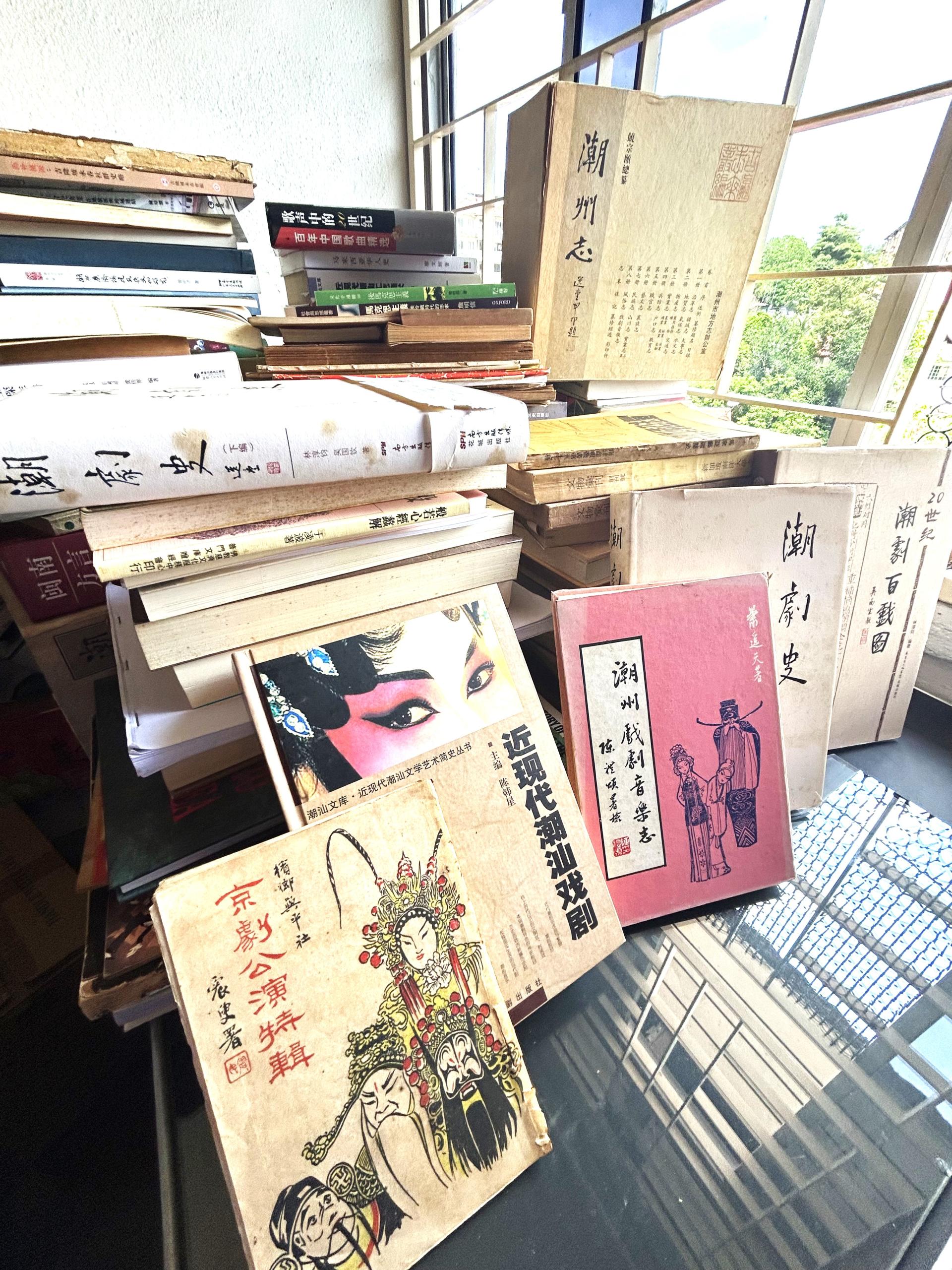 陈剑虹老师捐赠逾200件戏剧文史书刊和影音光碟，作戏剧文化馆学术研究用途。