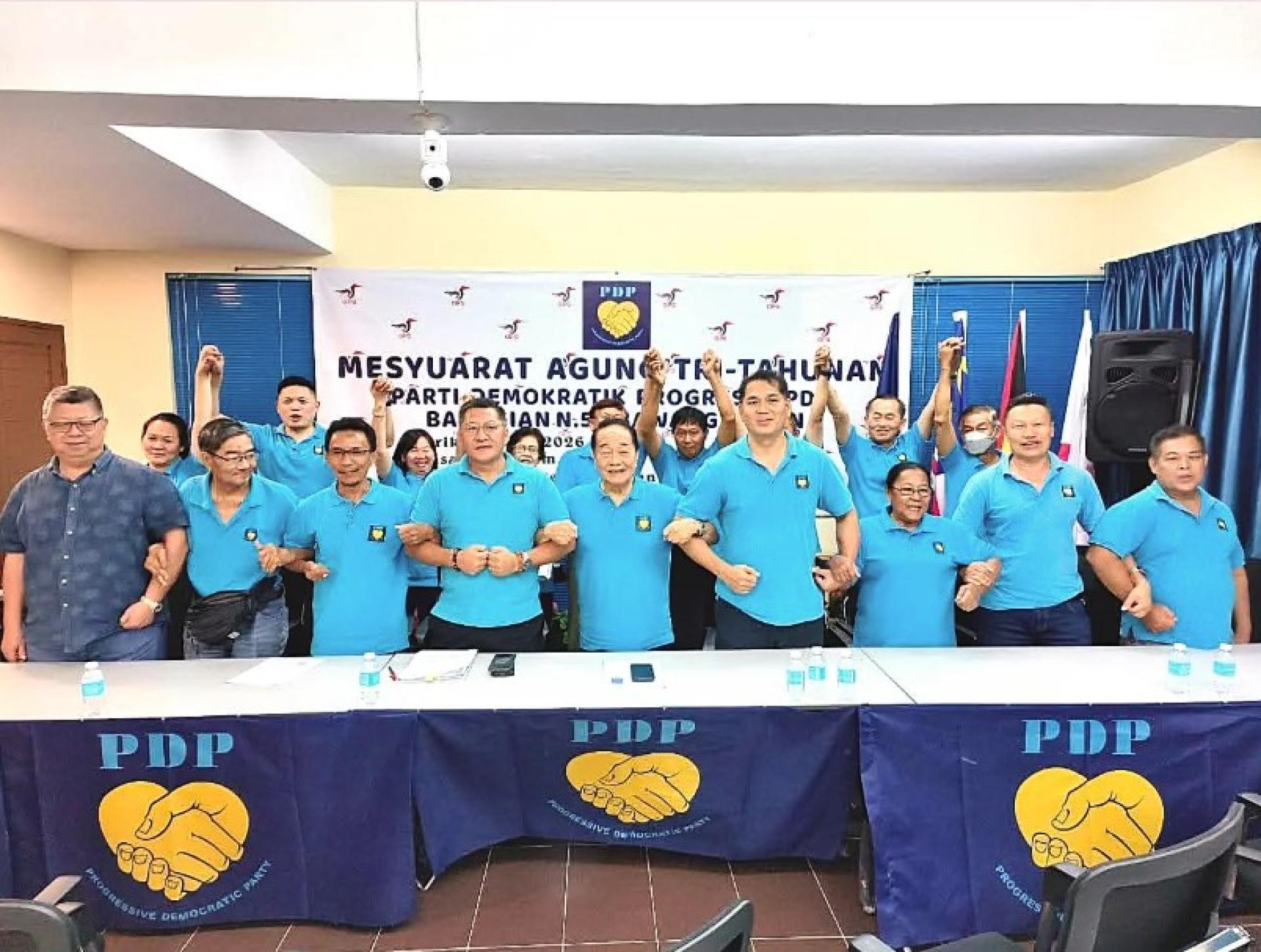 孙伟瑄与党要在会议后合影。