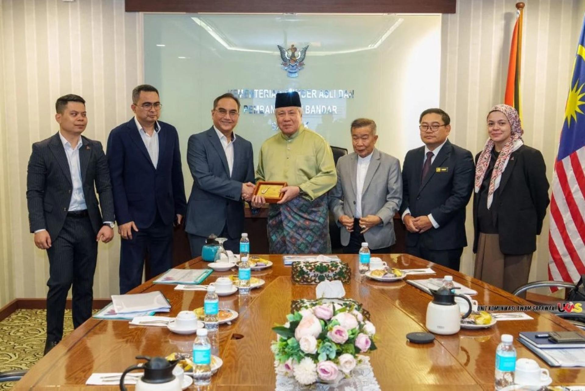 朱乃迪（左起第3）向阿旺登雅赠送纪念品。照片：UKAS