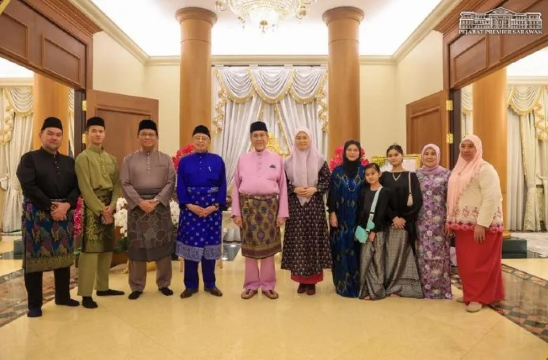 砂元首旺朱乃迪（左起第5）与夫人法兹雅（右起第6），以及总理阿邦佐哈里（左起第4）、女儿达央诺姬韩（右起第5）、副部长阿都拉曼（左起第3）及其他宾客，于2026年3月30日在古晋参加总理拜访元首的开斋节活动。照片：砂总理办公室