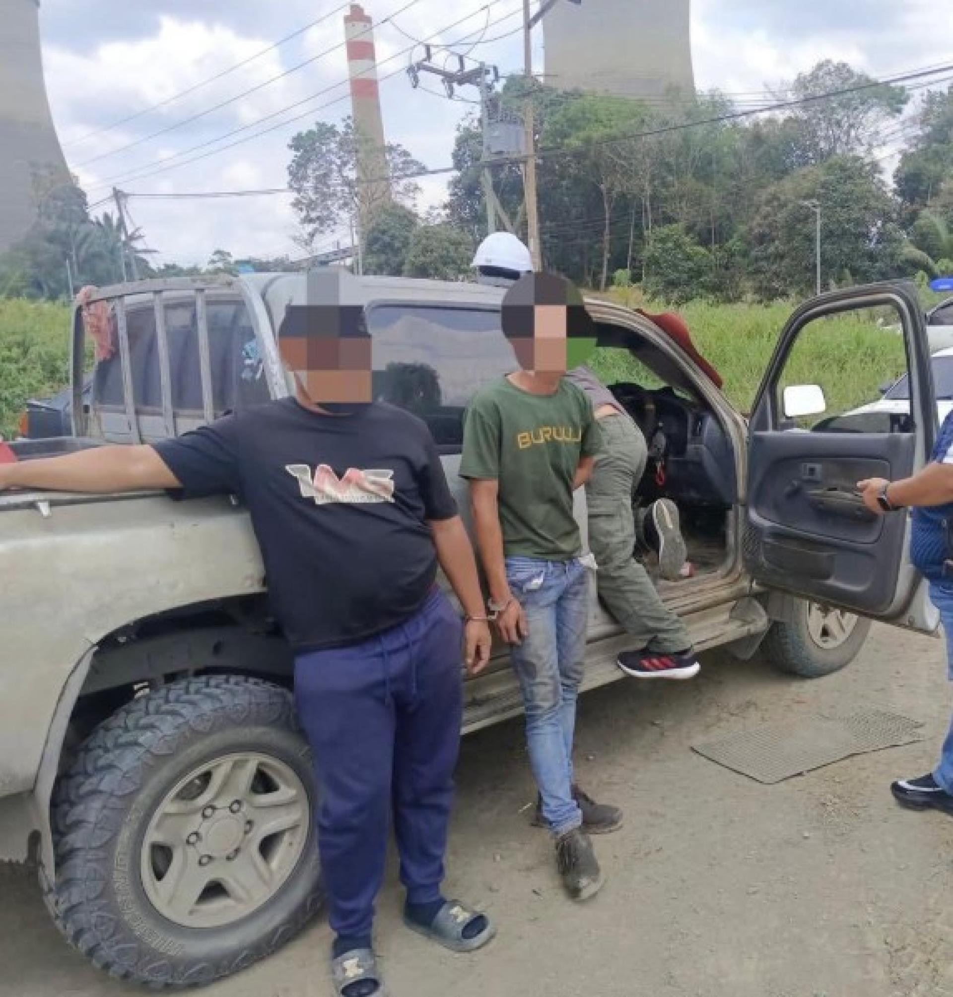 被拘捕的两名嫌疑人。