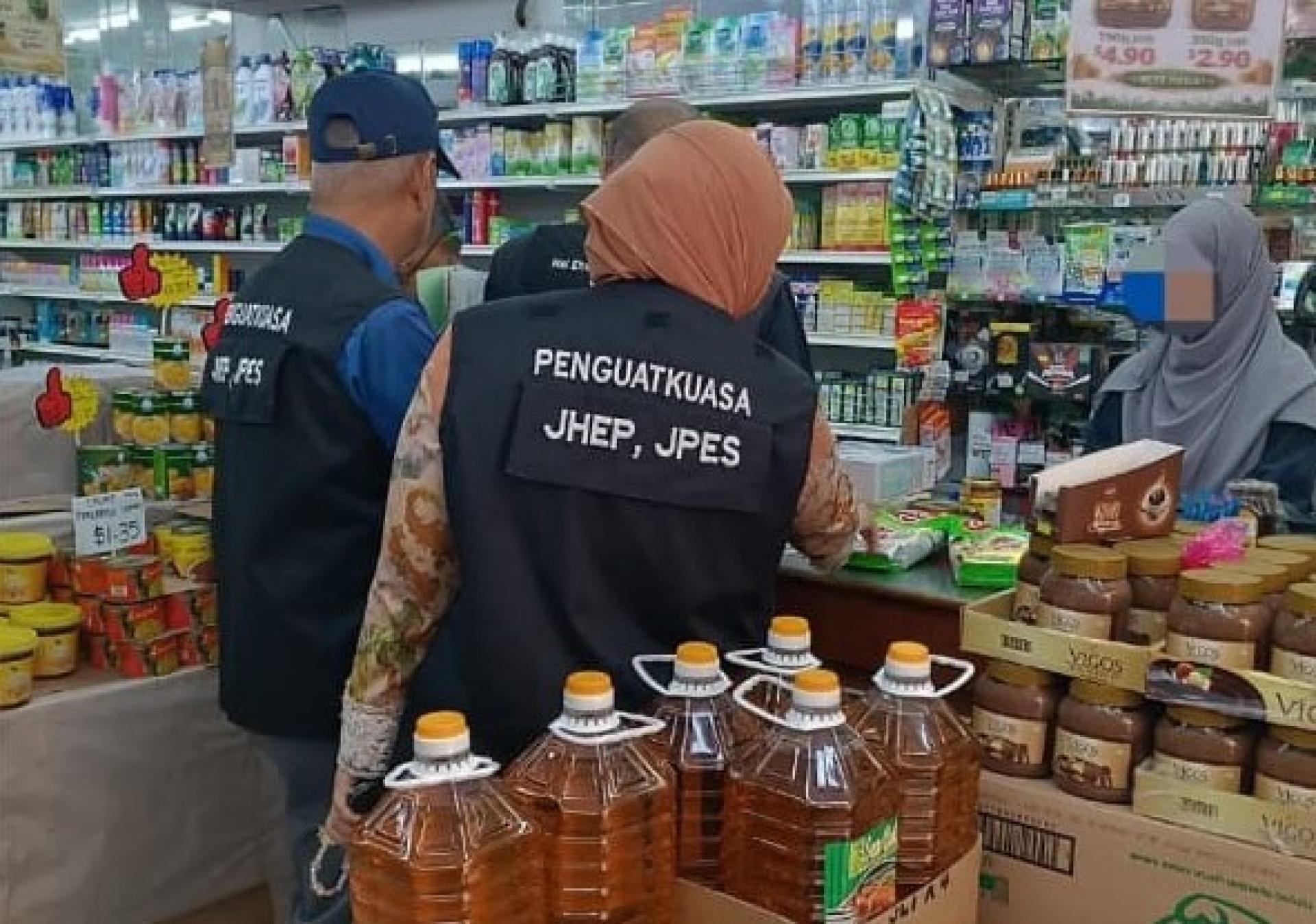 执法人员进行检查