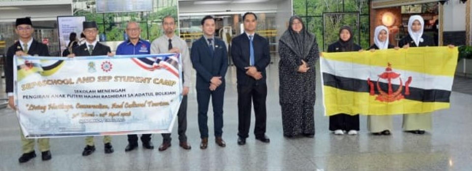 汶莱教育部学校局代局长埃迪法兹林与代表团员合影