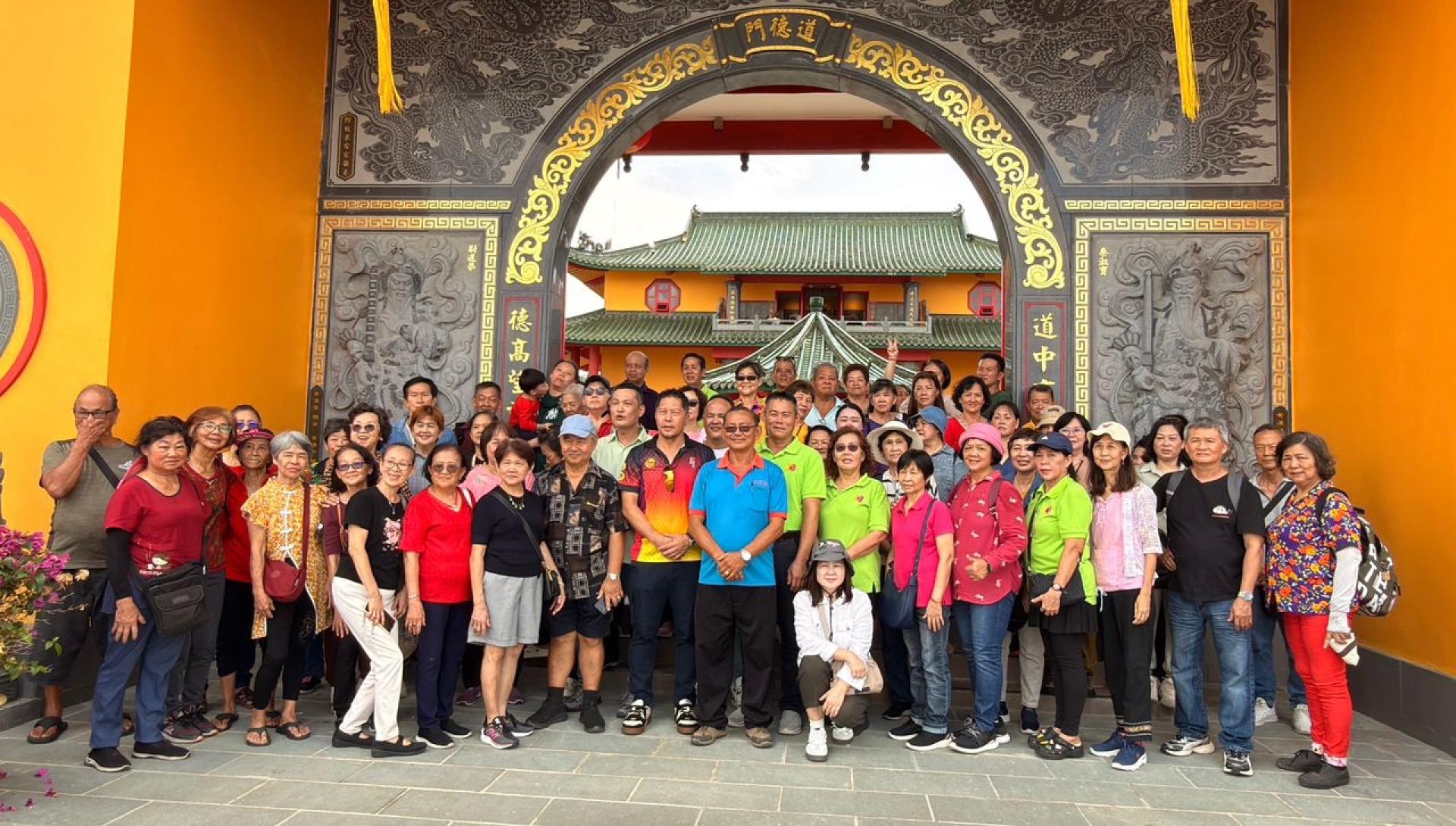 古晋南市贩商公会一行150人拜访海口区3间庙宇，祈求风调雨顺，生意兴隆。