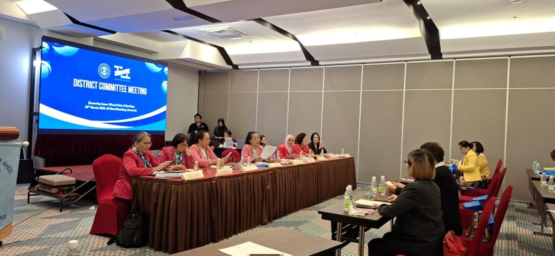 会议进行中一瞥。