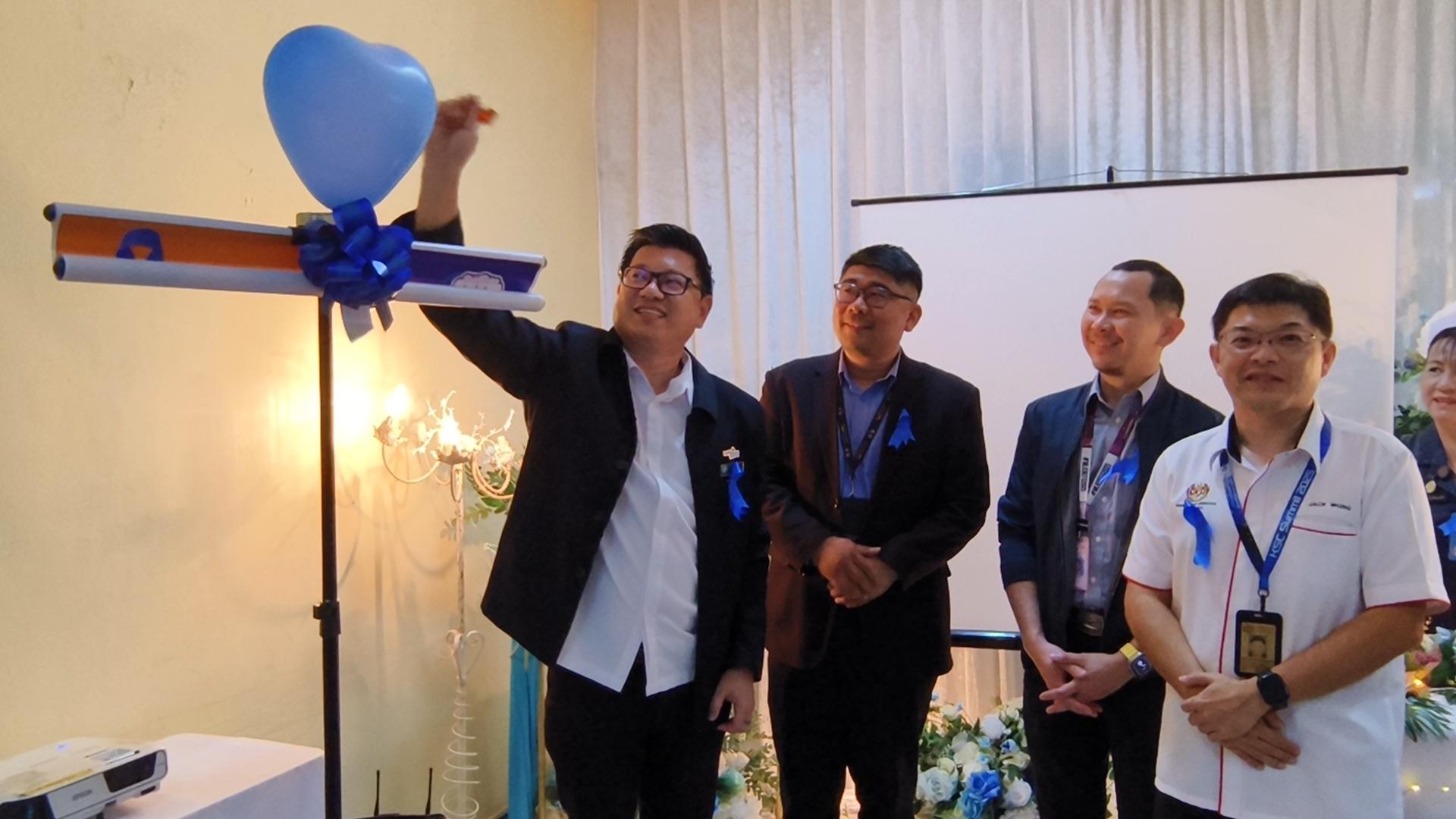 范宏祥市议员（左1）为大肠癌醒觉运动主持推介礼。右1为院长黄修儒医生。