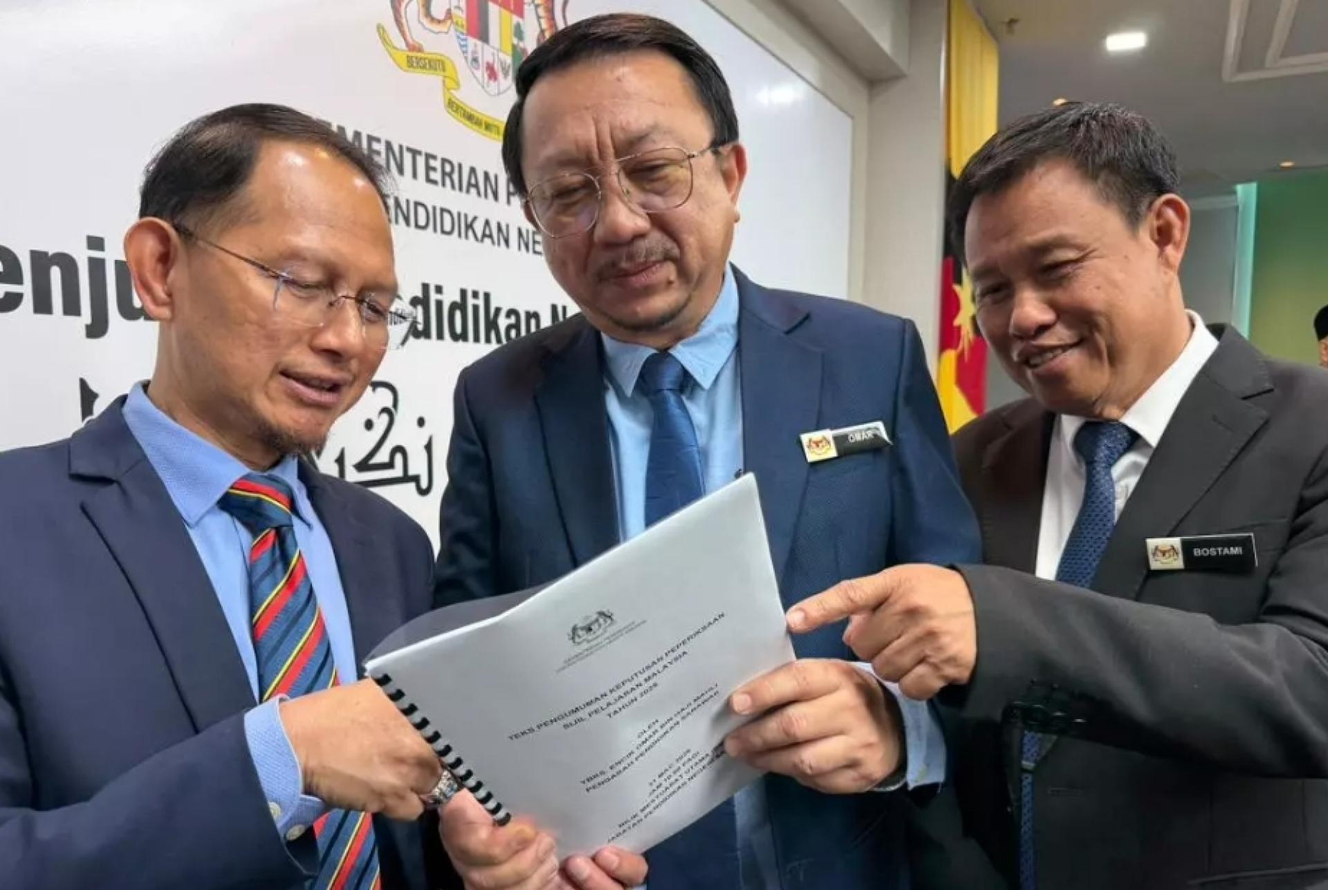 左起为砂教育、创新及才能发展部常务秘书拿督阿达纳、砂教育局局长奥玛及助理局长博斯达米正在讨论2025年大马教育文凭成绩。