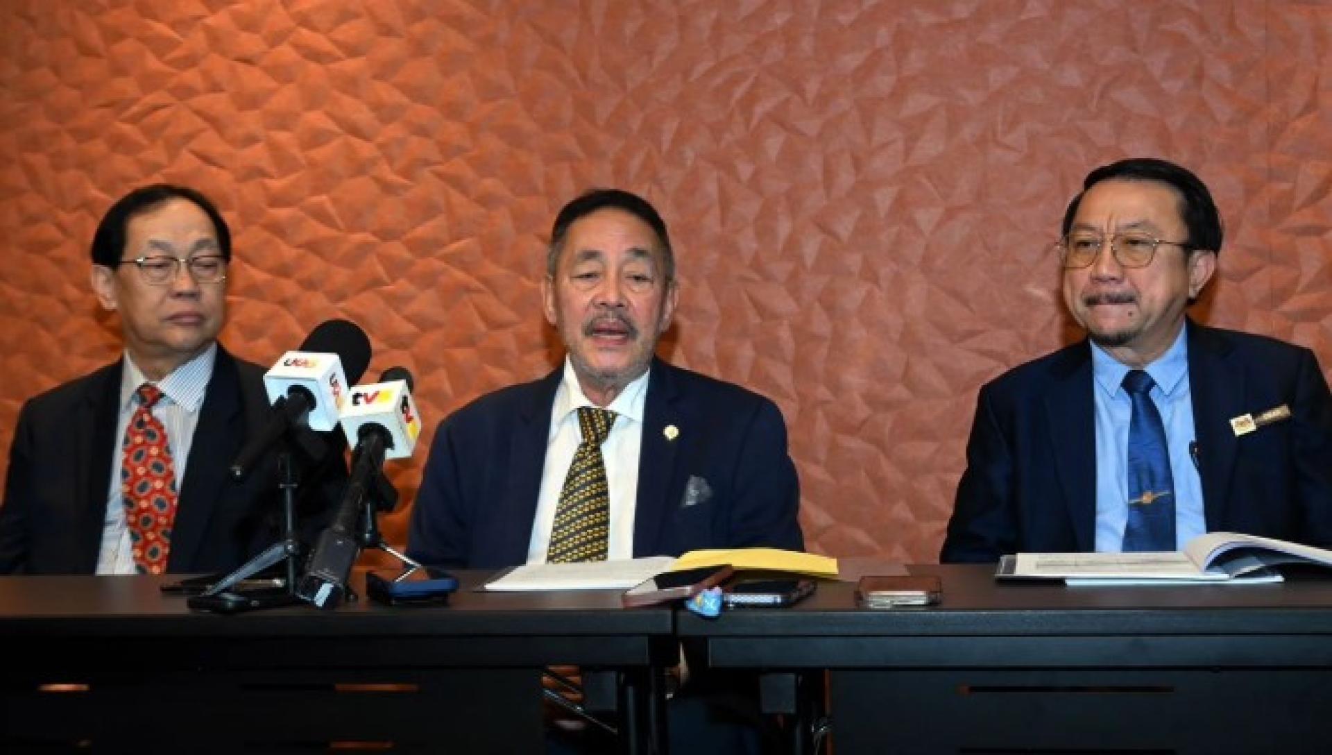 罗伦沙加（中）今日在古晋出席2025年SPM成绩公布新闻发布会时发言。