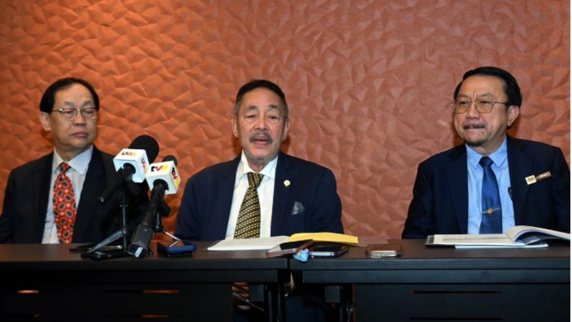 罗伦沙加今日在古晋出席SPM成绩公布记者会时发言。