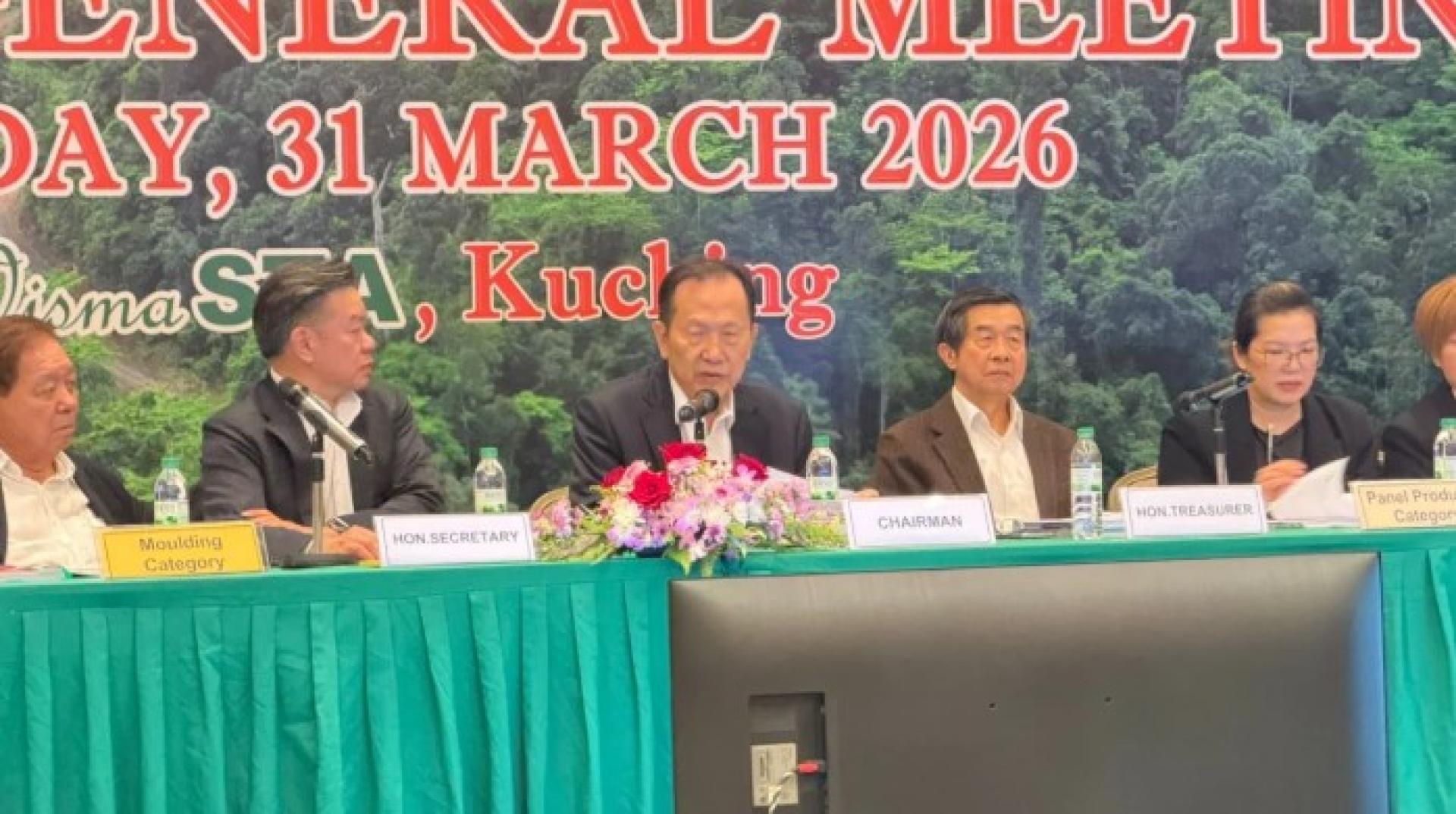 Henry（中）今日在古晋砂木材公会大厦举行的年度会员大会上致词。