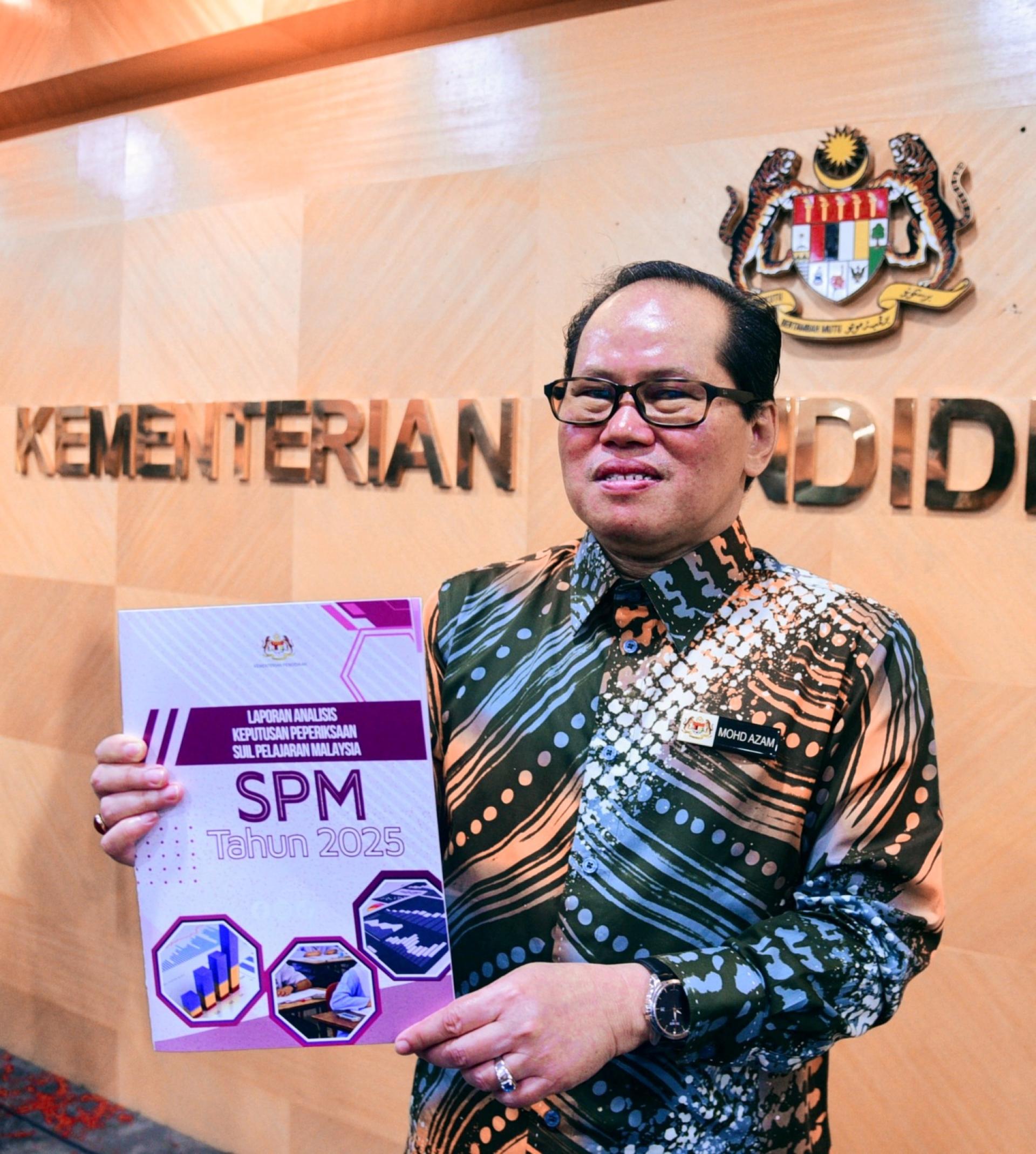 在教育总监拿督莫哈末阿占所公布的成绩中，华文科平均积分为4.24分，有稍微退步，而考生人数也减少了近两千人。