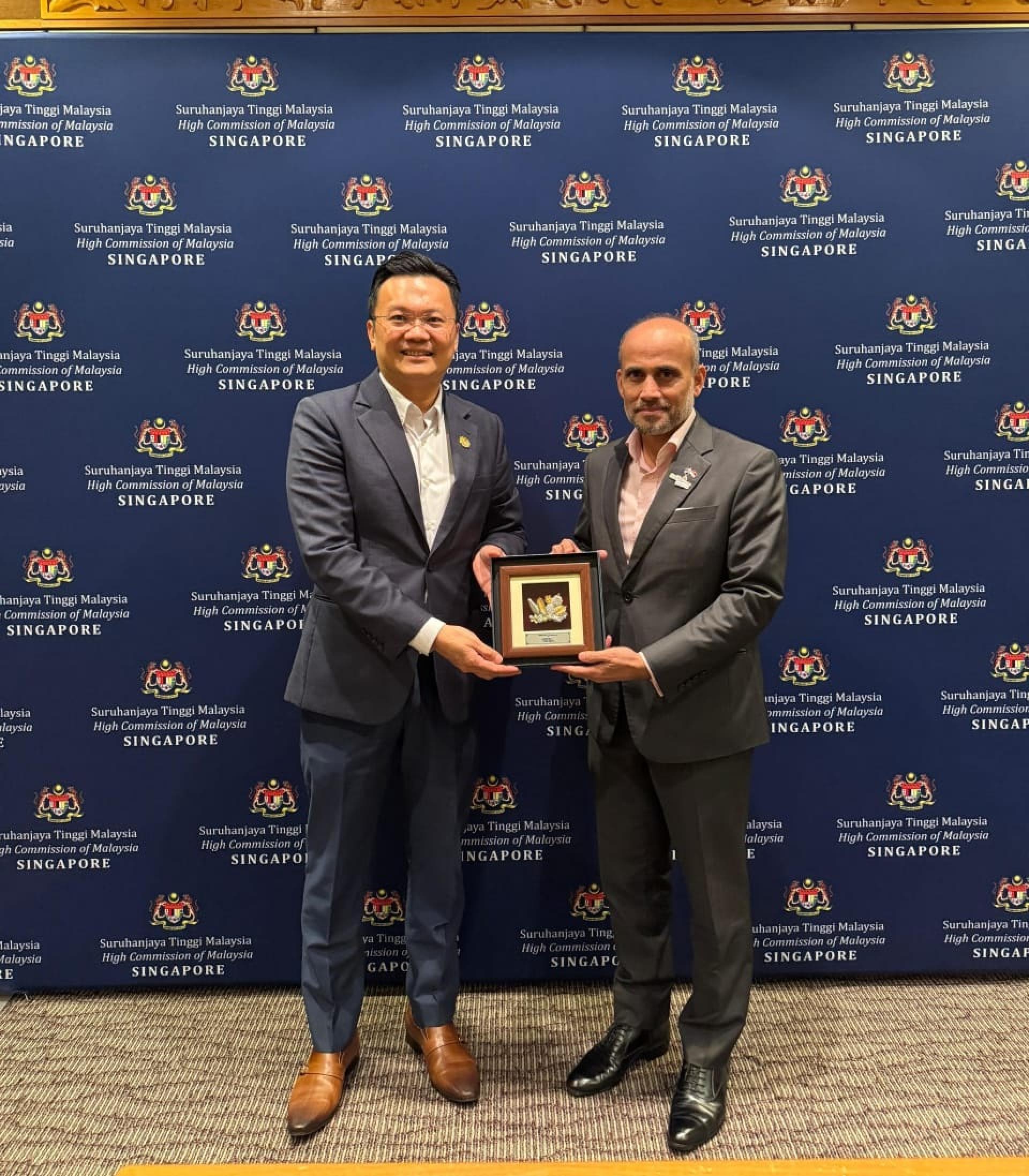 杨顺兴拜会马来西亚驻新加坡最高专员拿督阿兹法博士。