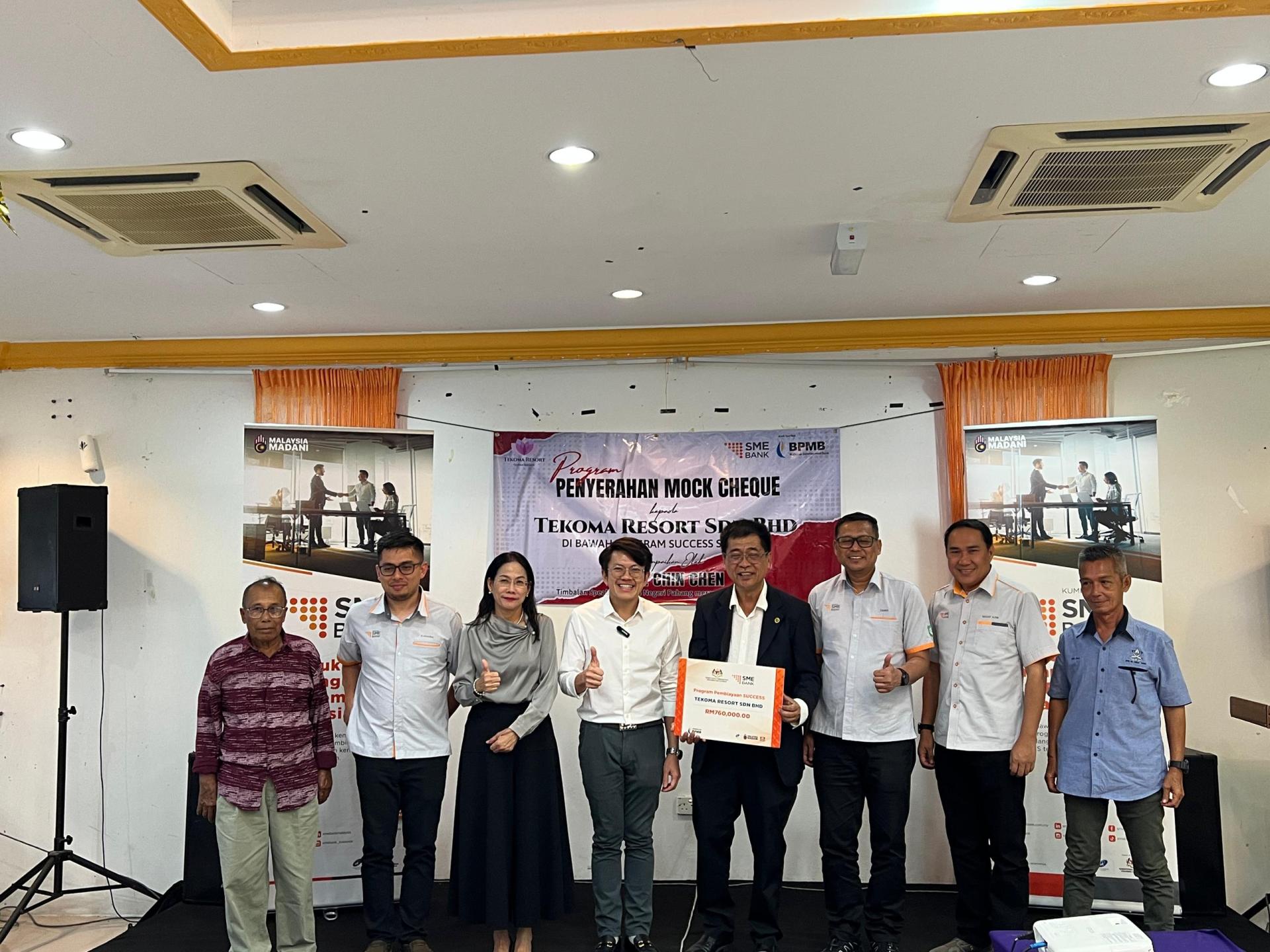 左二为SME Bank代表卡马鲁，而连突县议员梁美月，彭亨州副议长兼美律区州议员李政贤，大汗山国家公园的特科玛度假村负责人黄智来，SME Bank 代表扎比迪和米贾。