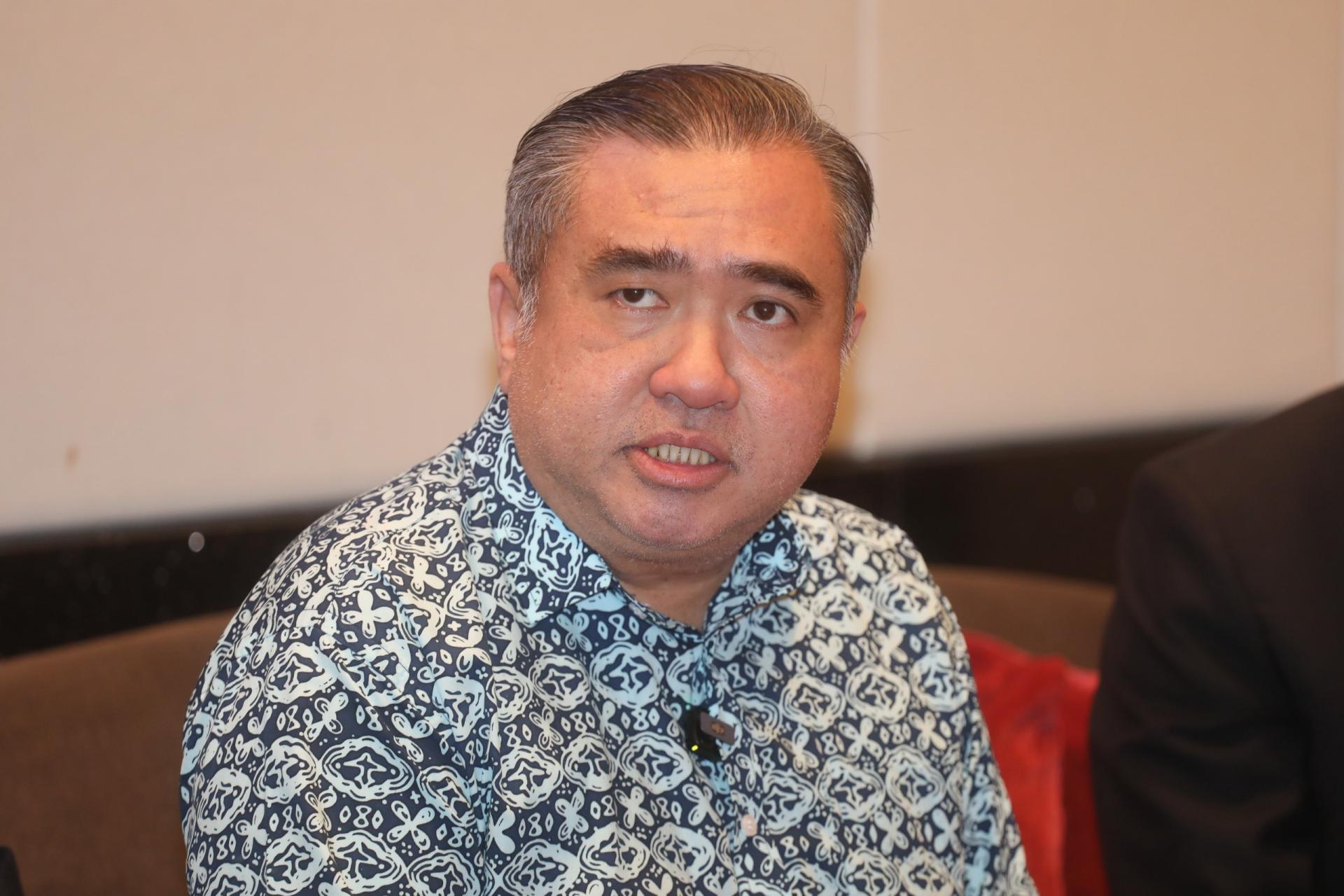 陆兆福：乘客若早于数月前已订购机票，则不会被加征额外费用。