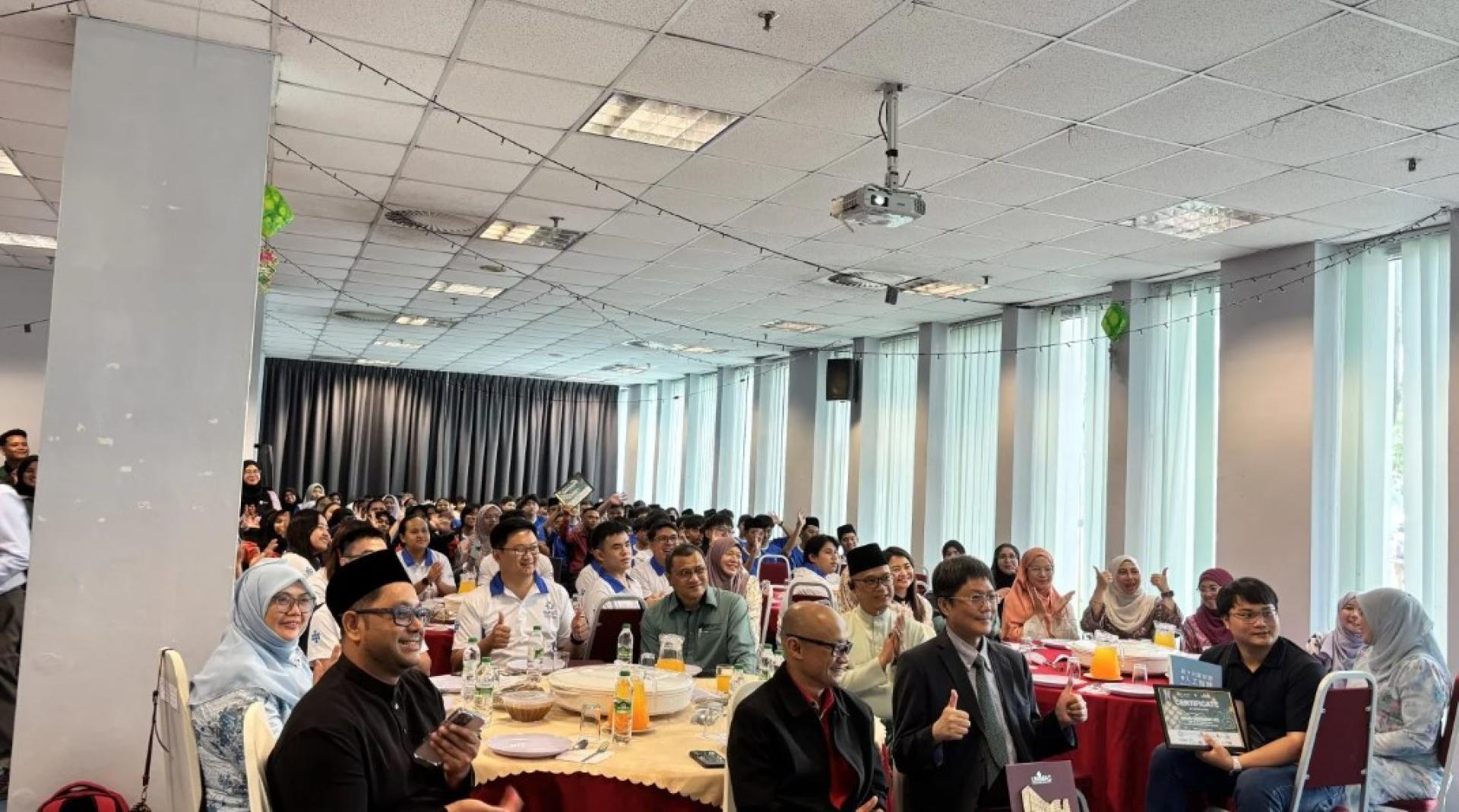 “Raya Bersama AI”计划参与者合影。