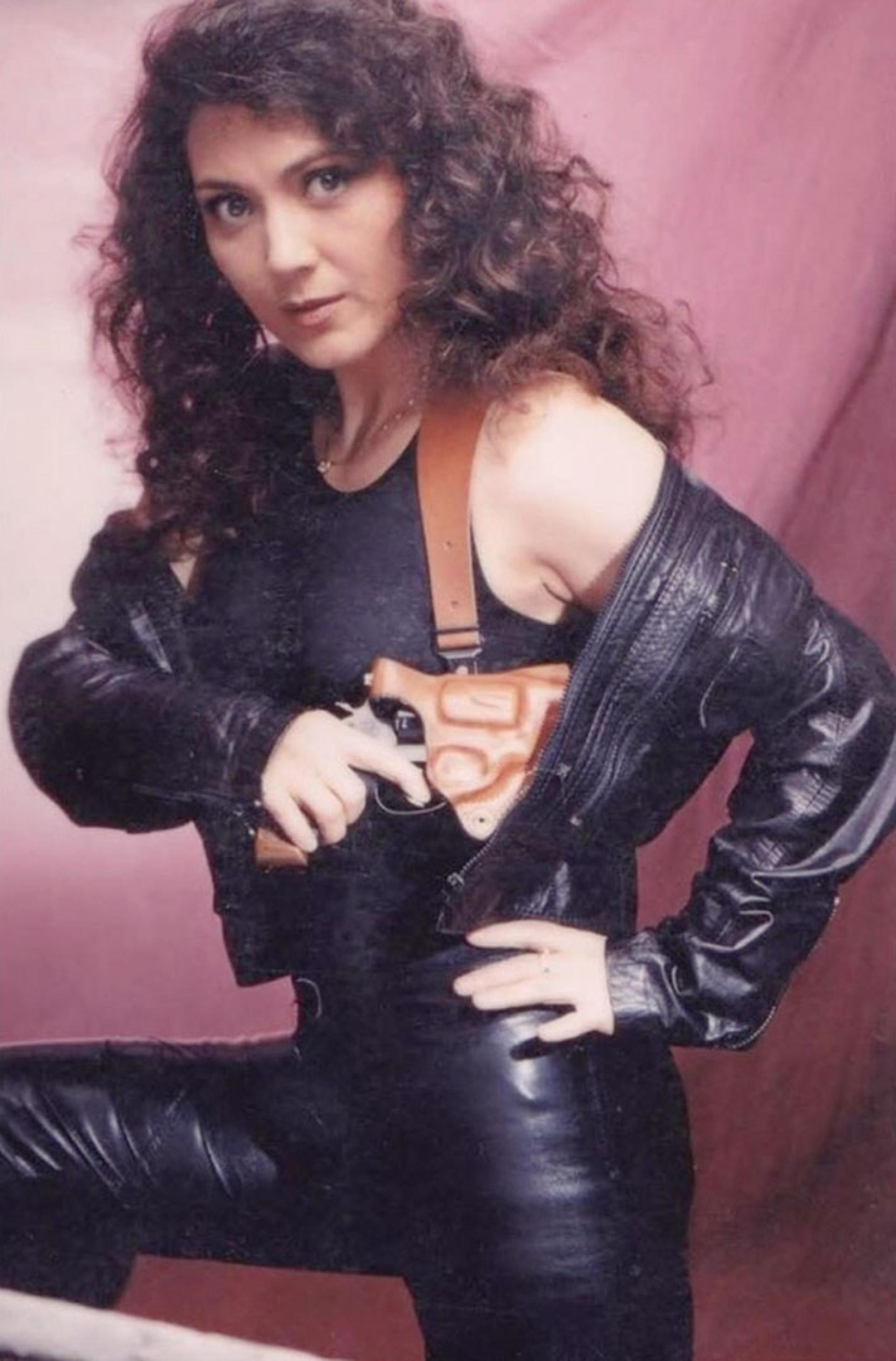 施明拥有混血美貌，精通马术、空手道和柔道，经常参演武打片，甚至当过史泰龙的保镳。