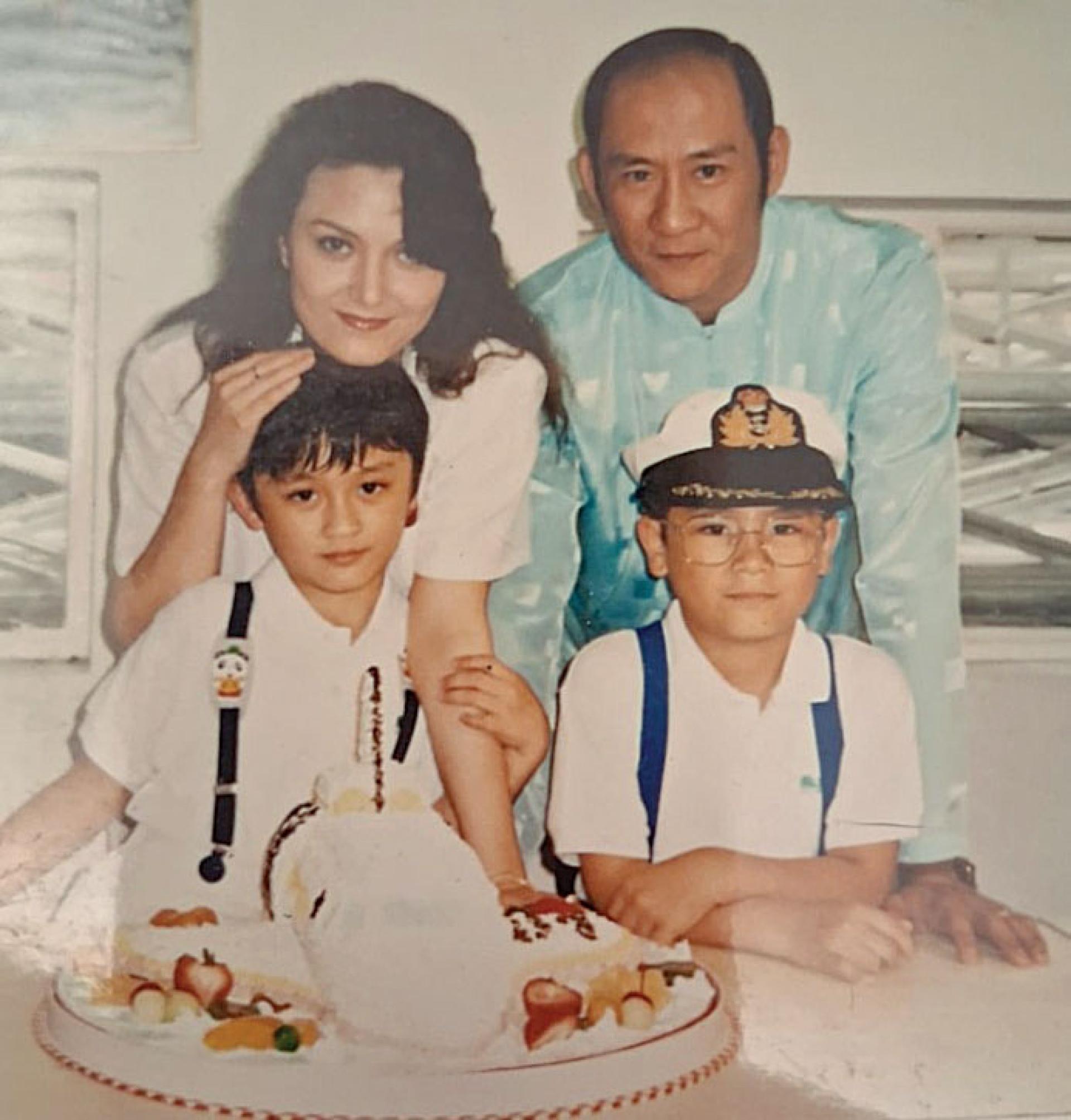 李家鼎和施明在1977年结婚，育有双胞胎儿子，后来在1994年离婚。