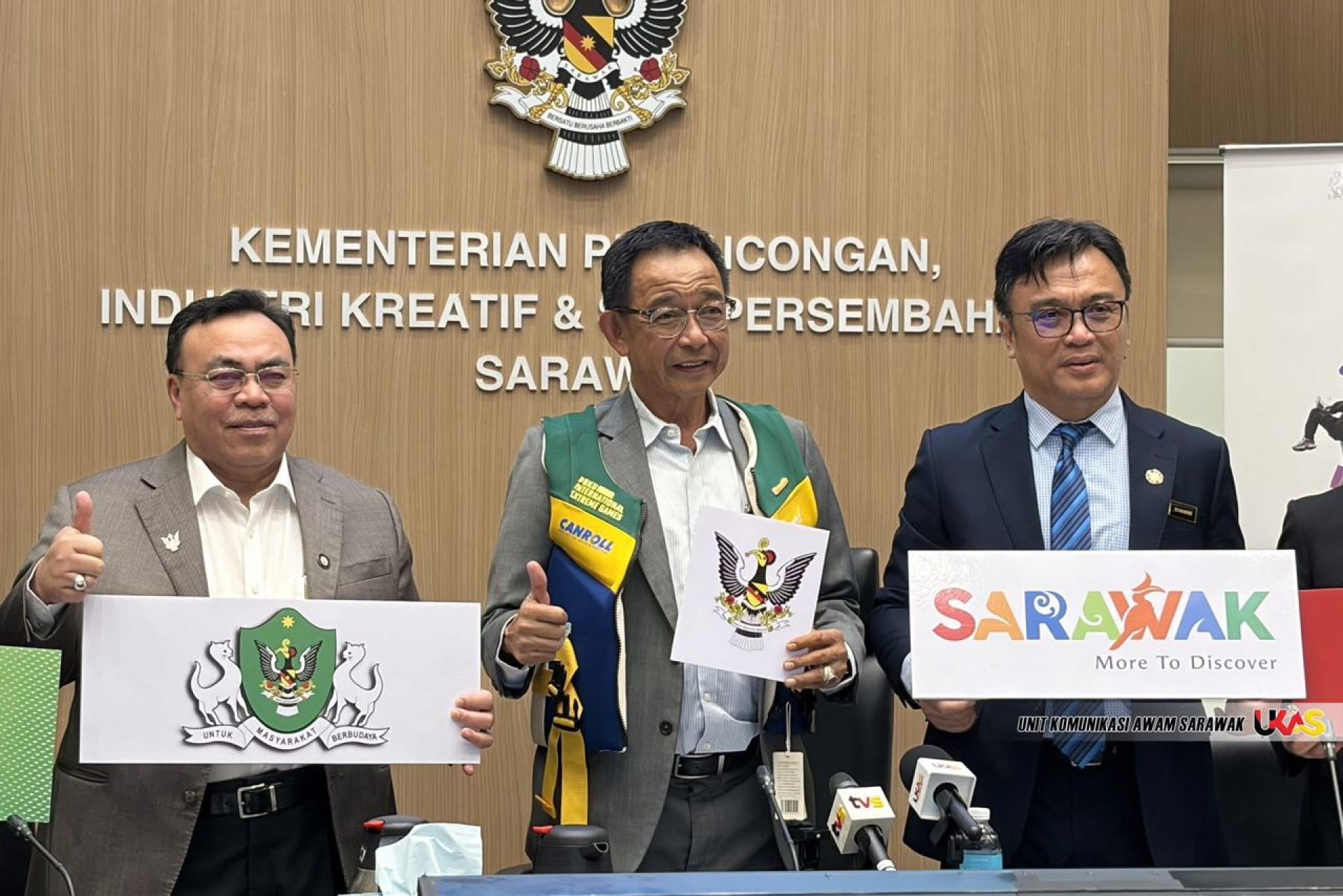 拿督斯里阿都卡林（中）与古晋北市市长拿督希尔米（左）等人在发布会后合影。