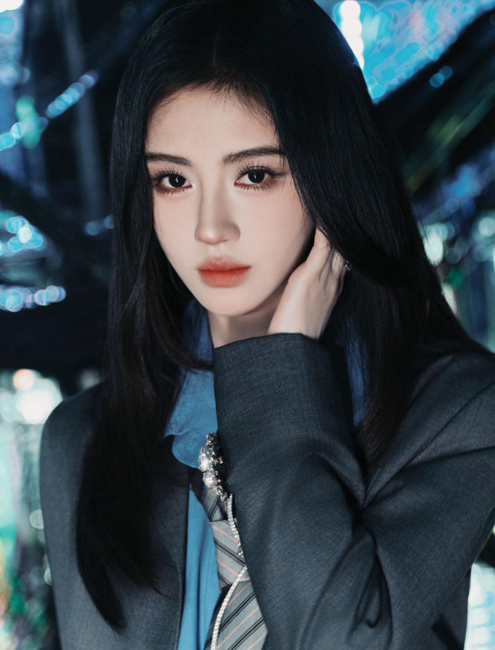 鞠婧祎遭前东家检举逃漏税。