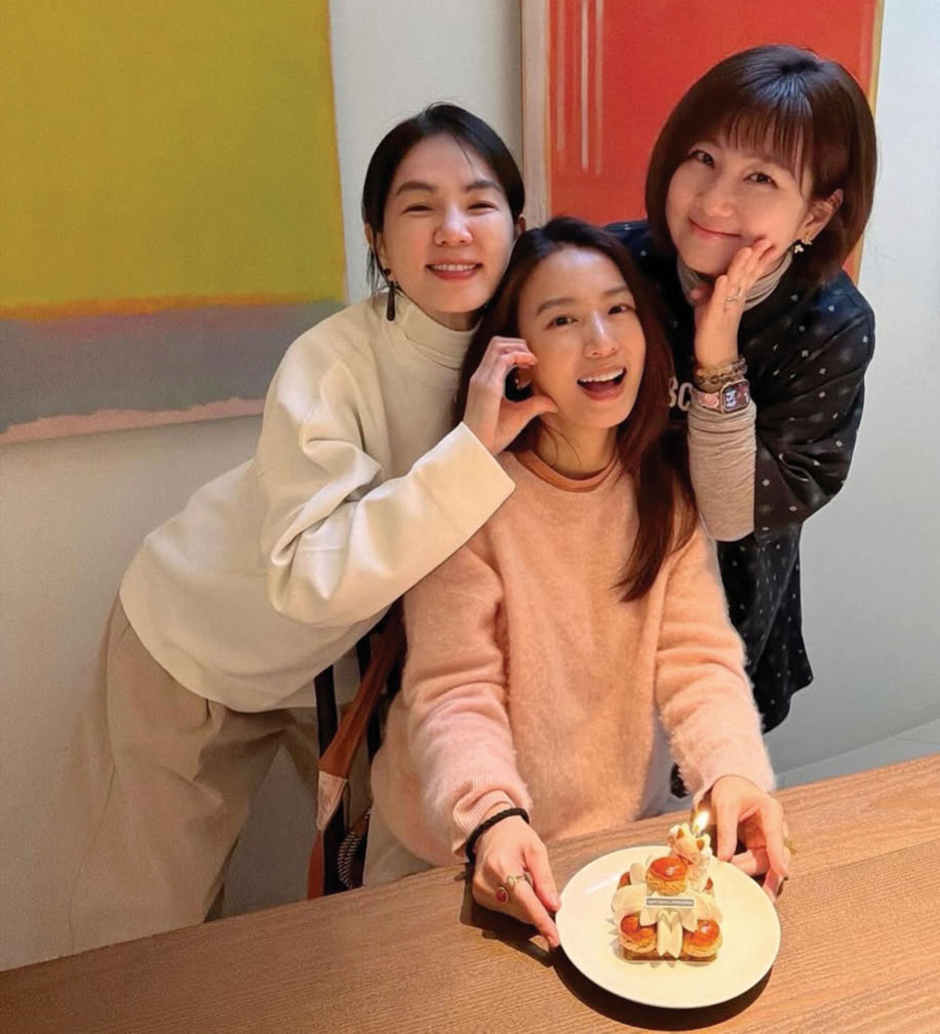 S.H.E合体为田馥甄（中）庆生。