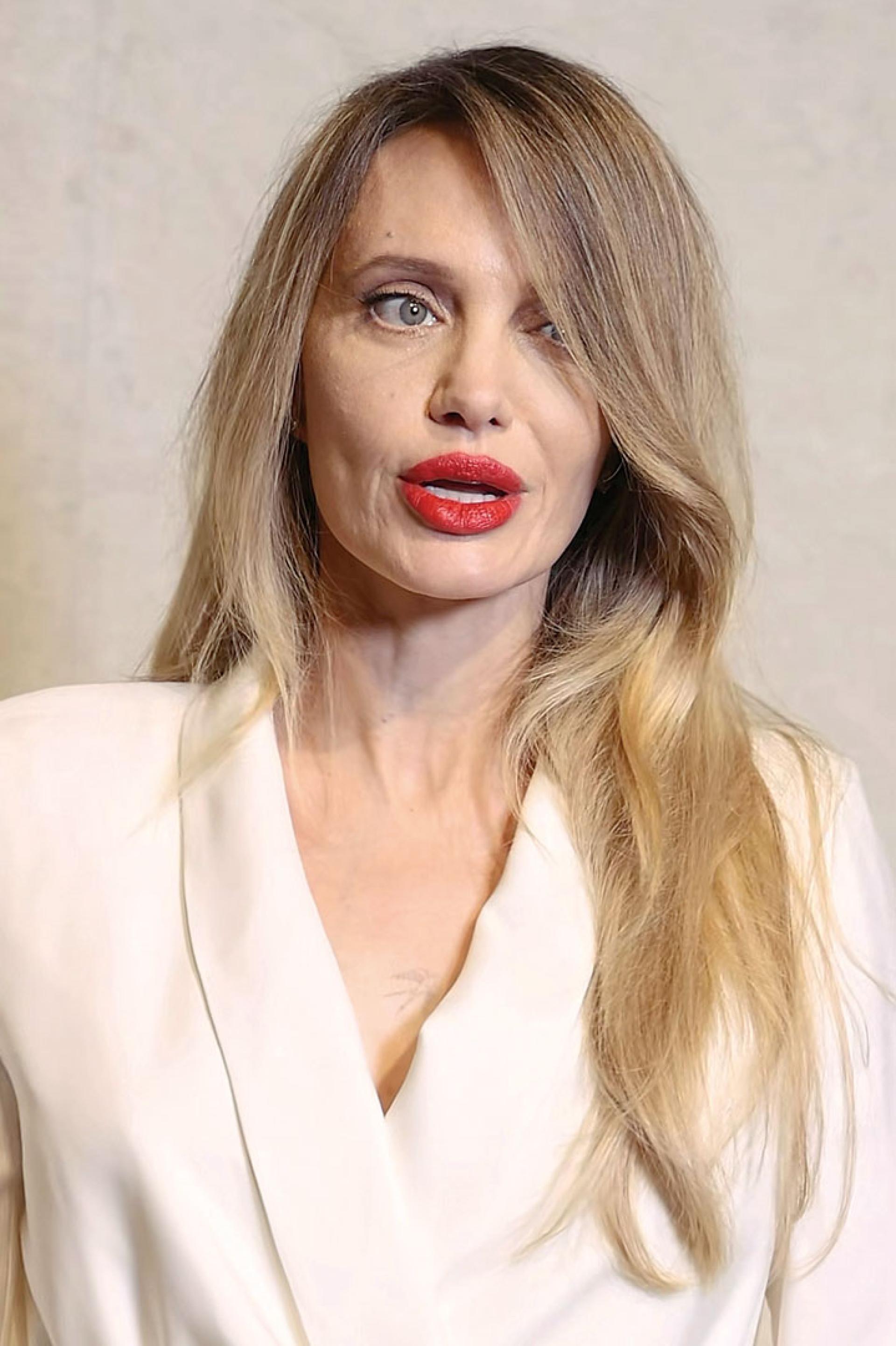 安祖莲娜祖莉现身活动，在零滤镜的镜头下却曝光了真实容貌。