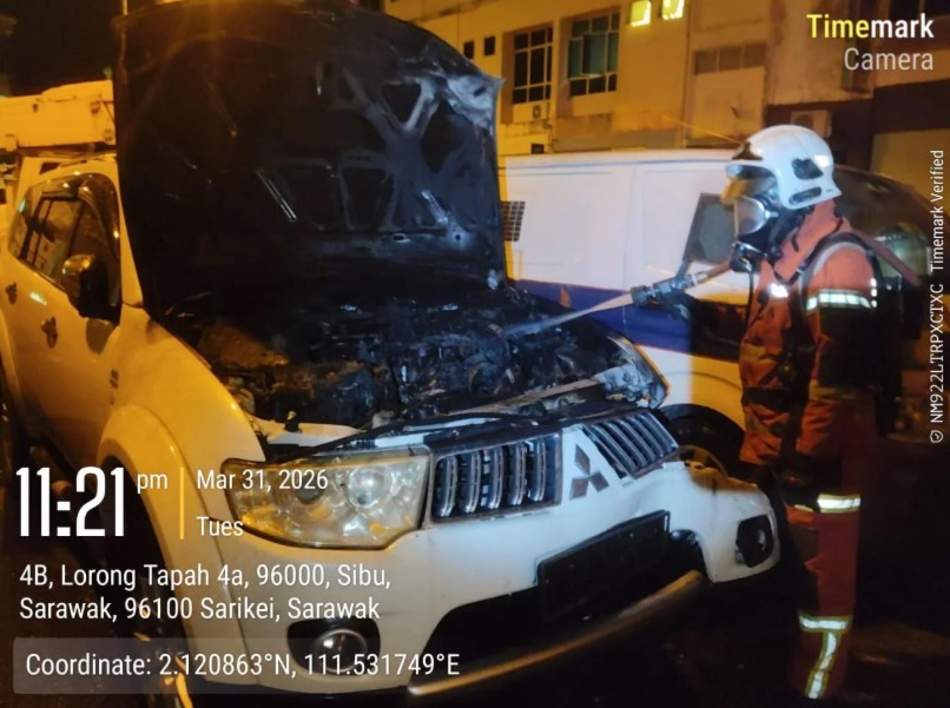 消防员正在进行灭火工作。