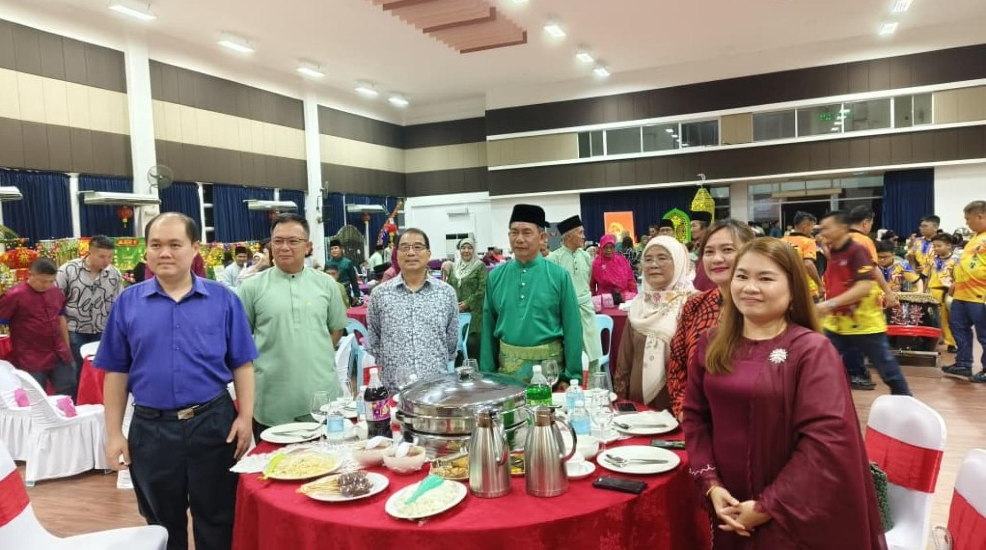 尤素夫向擂棍比赛获奖者颁发奖品。