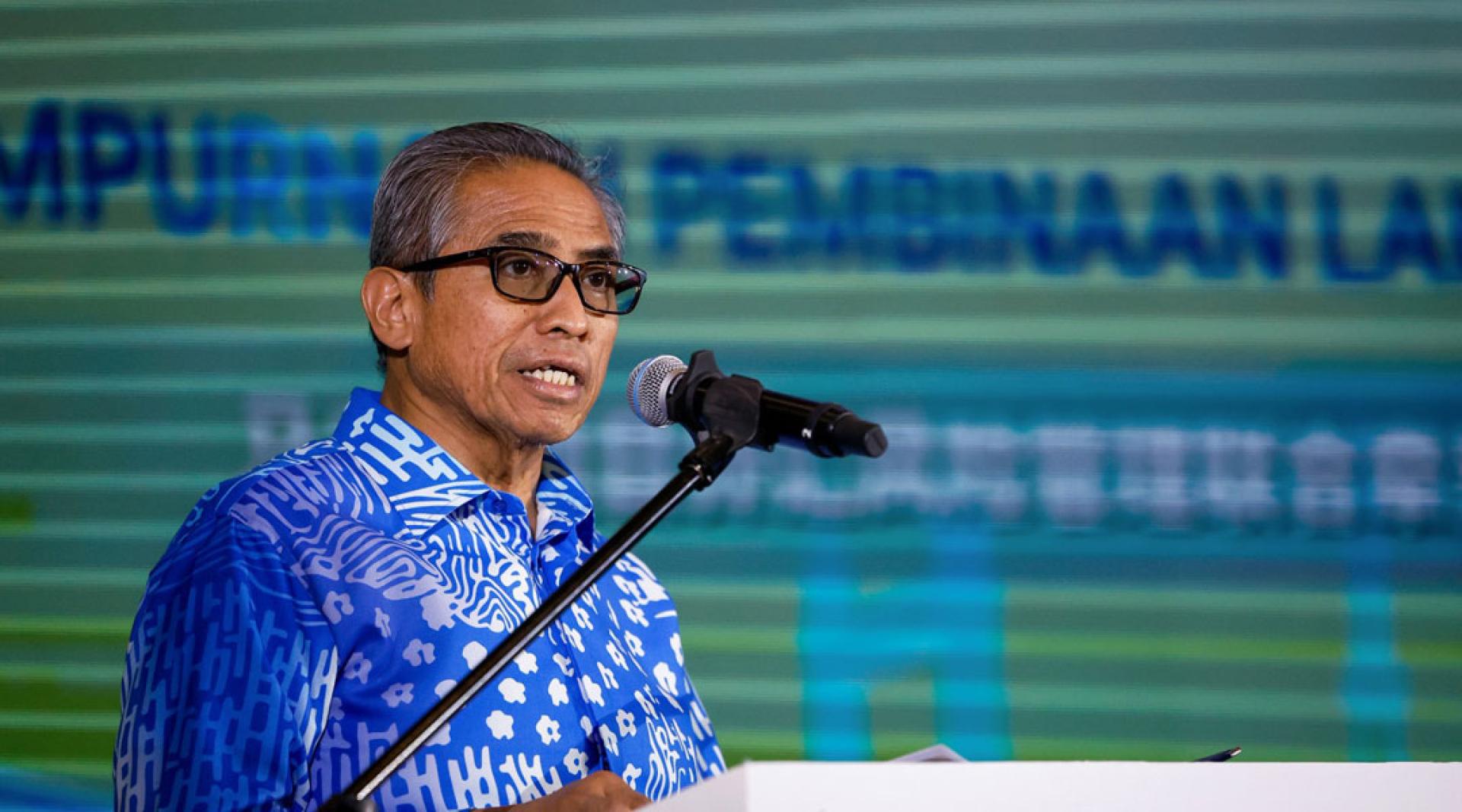 山苏阿兹里称，任何有关超额持股风波的调查进展，将按所规定的程序适时公布。