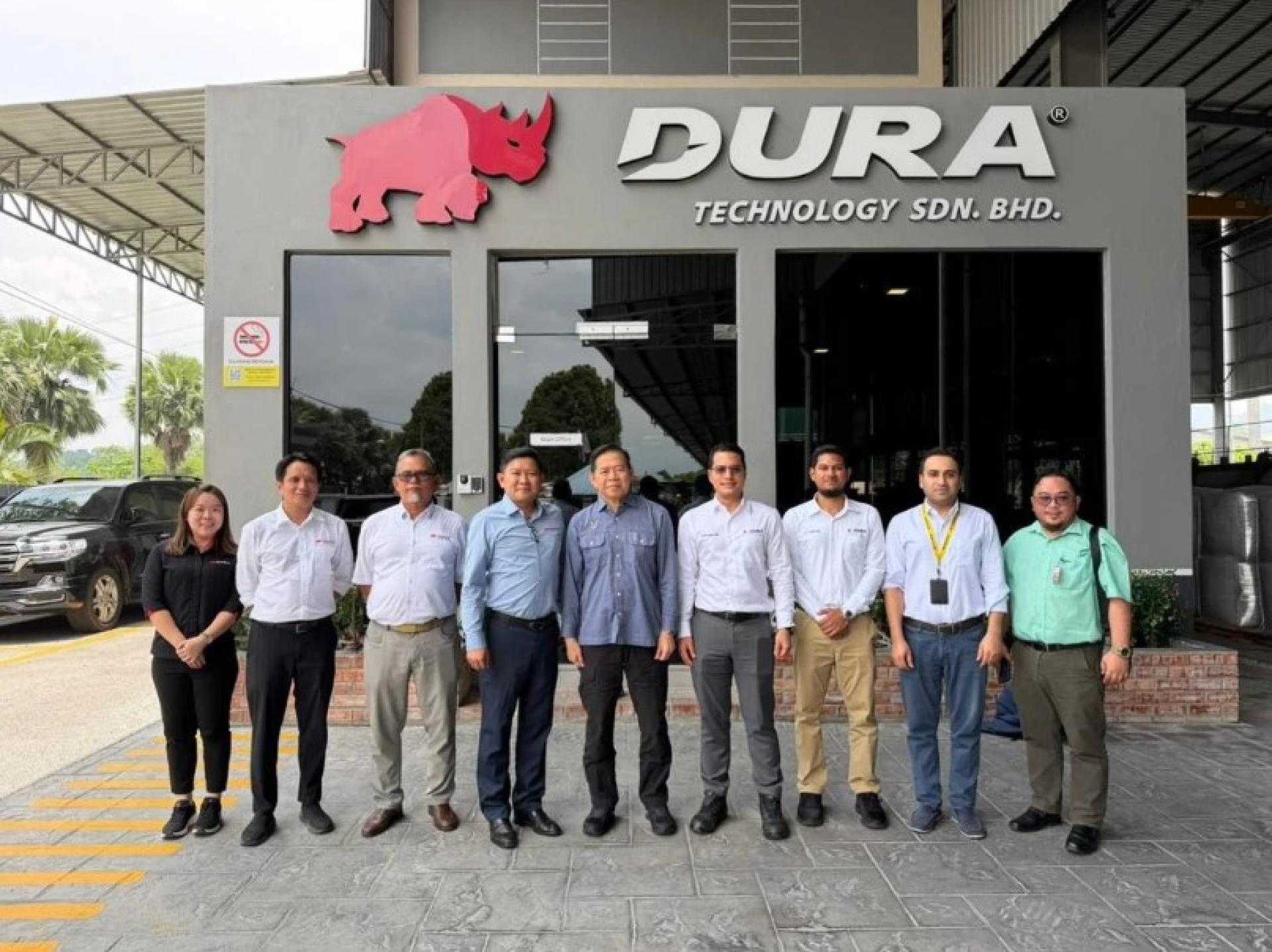 阿都拉博士（左5）在怡保切莫尔访问DURA工厂期间率领砂拉越代表团。照片：UKAS