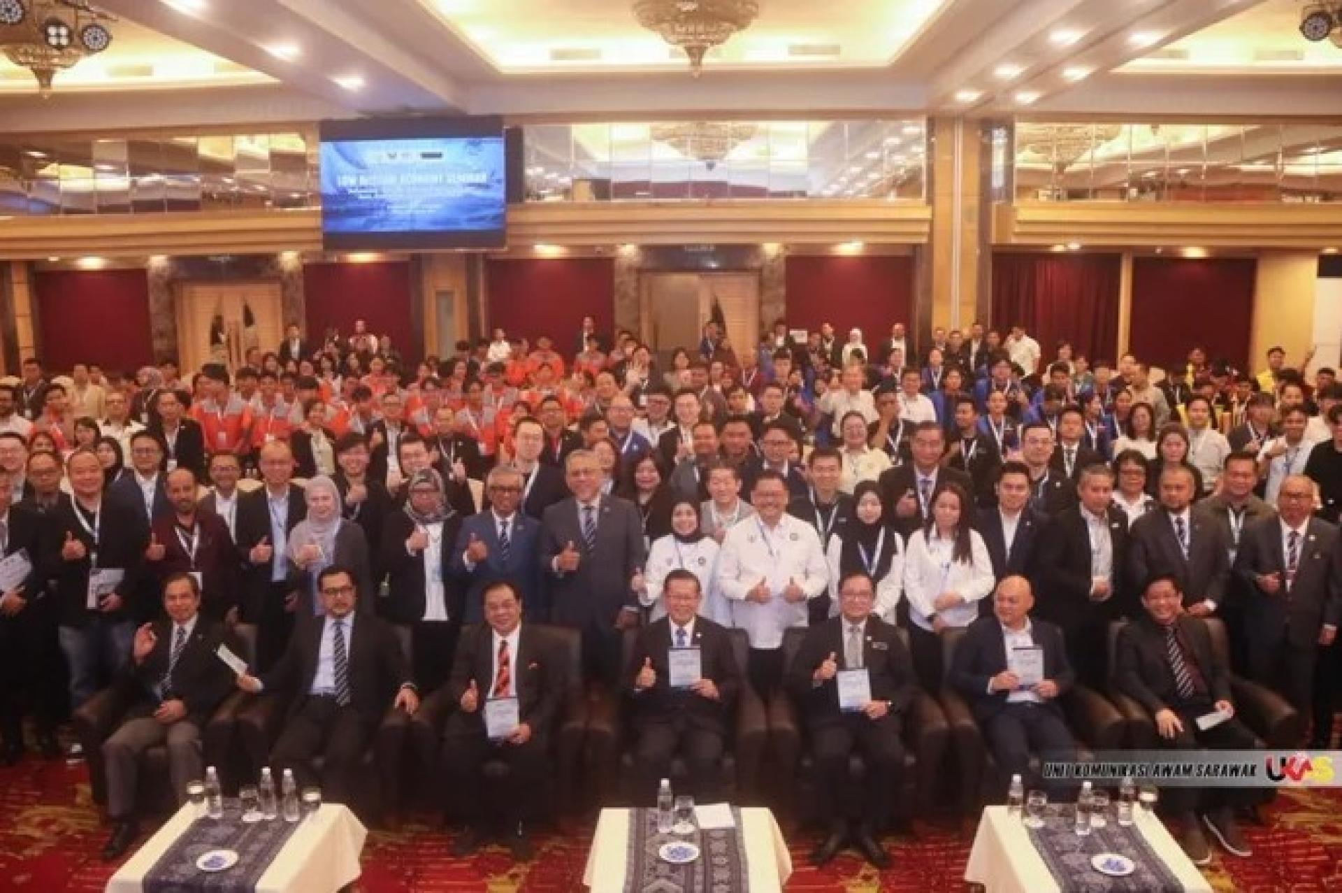 李景胜（中坐）与其他嘉宾及与会者在2026年3月31日美里举行的砂拉越航空安全计划低空经济研讨会开幕仪式后合影。照片来源：Ukas