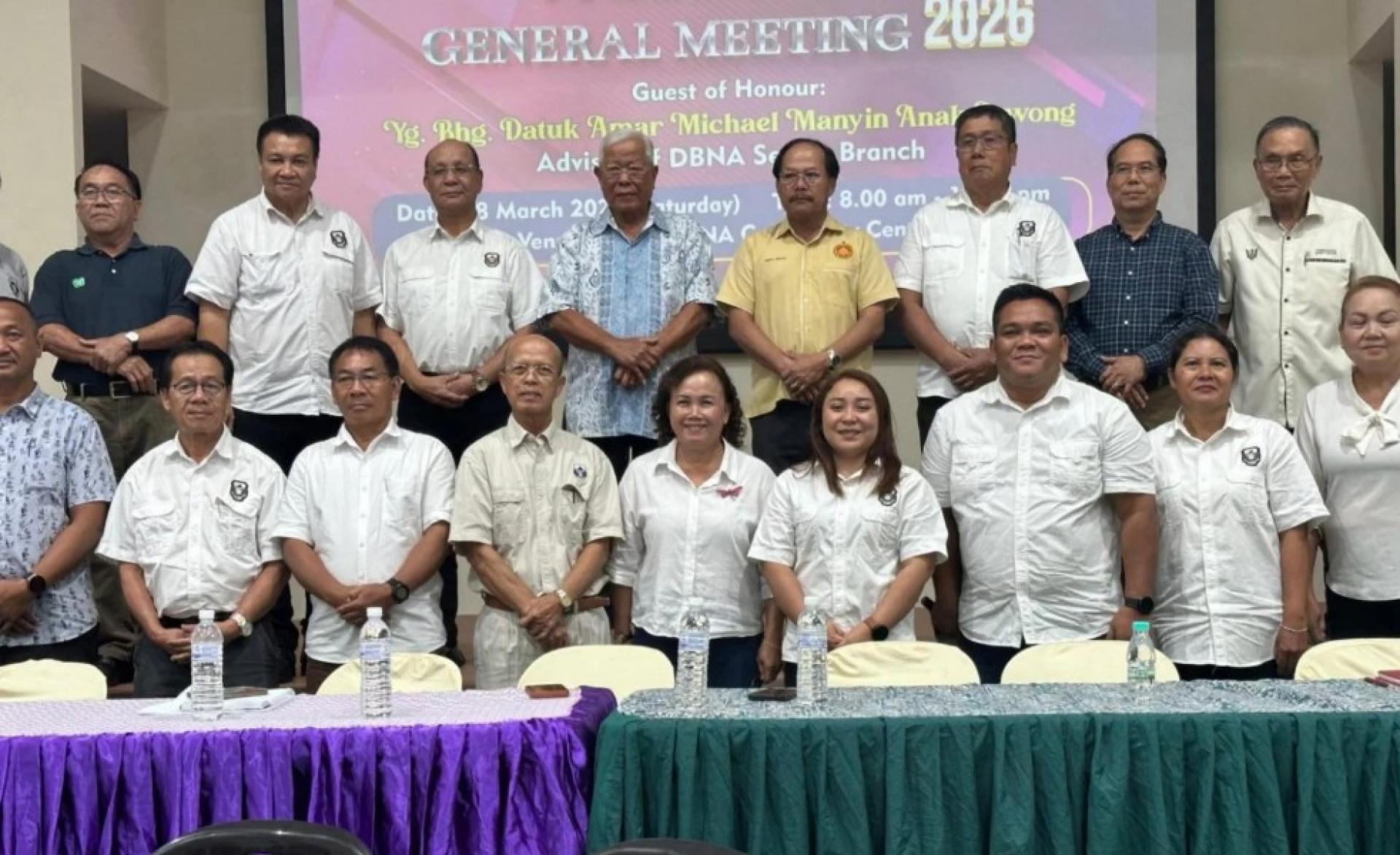 Michael Manyin（后排中）与查理（后排左4）、克拉伦斯（后排左3）及新当选的西连DBNA执行委员会成员和嘉宾在三年一度会员大会后合影。