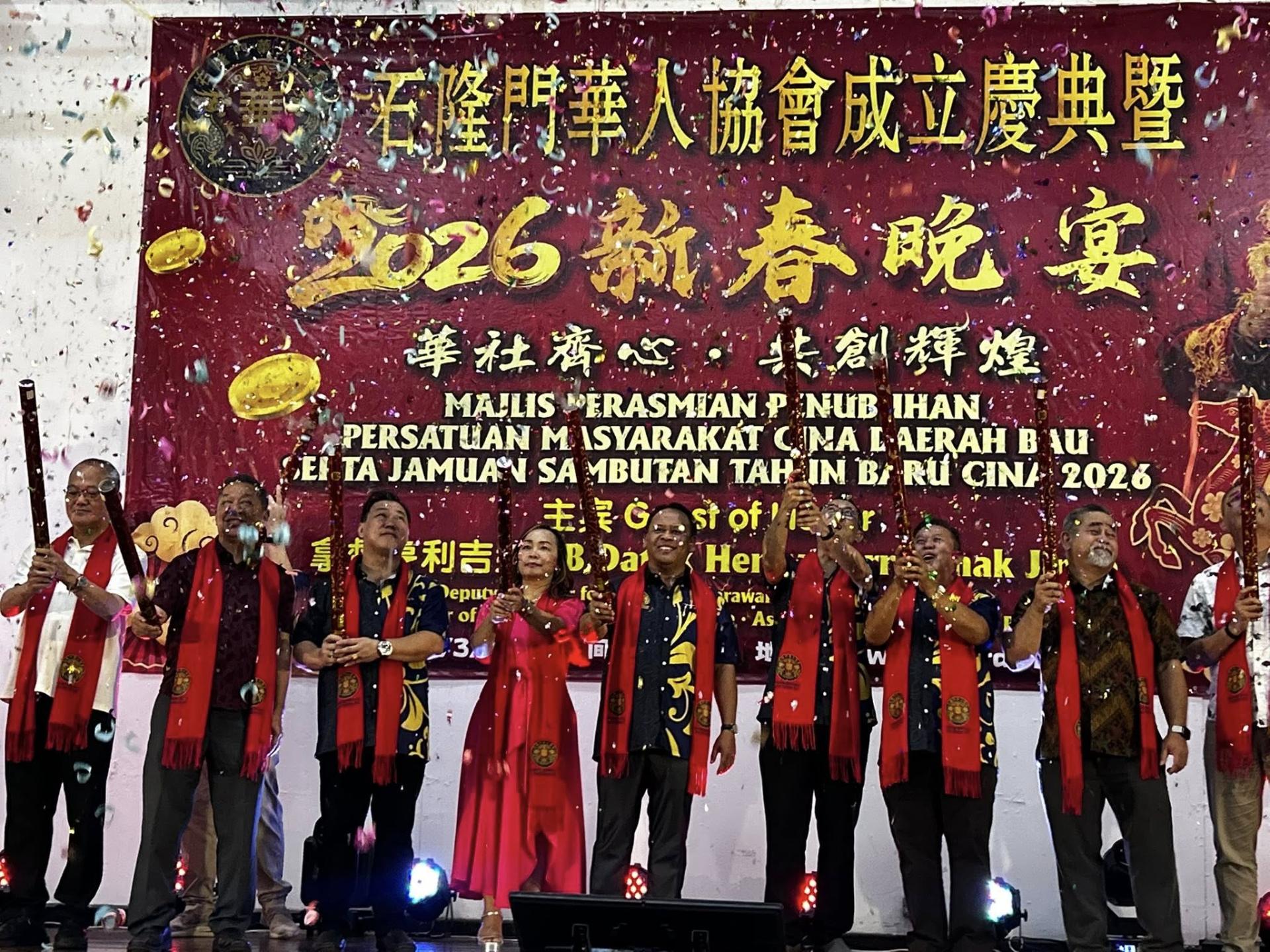 拿督亨利吉纳（中）与石隆门华人协会众理事及嘉宾在宴会上拉响彩炮。