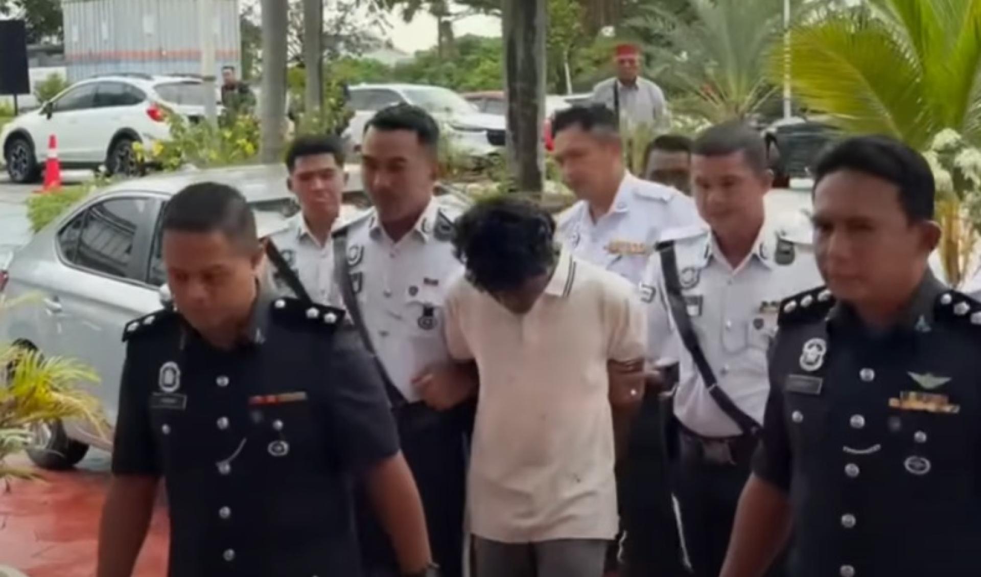 嫌犯在大批警员的押送下，抵达法庭面控。