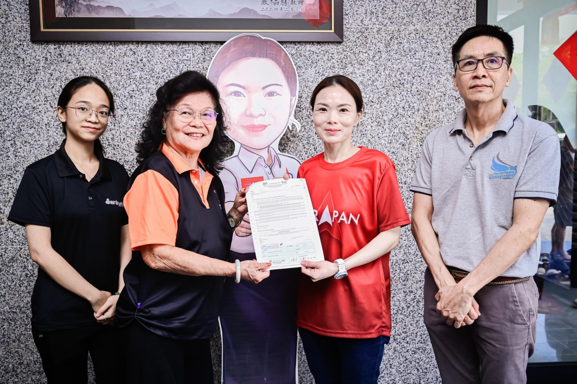 刘强燕于日前分发援助金。