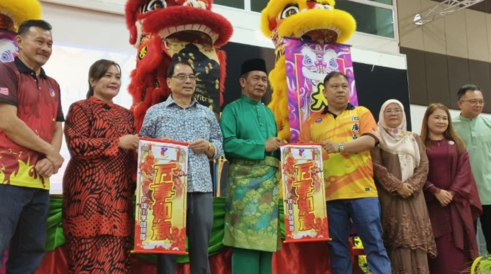 尤索夫与砂州发展理事会主席Stephen Wong Kie Yong、砂州发展理事会副主席米西亚阿布塞曼及其他嘉宾在泗里街开斋节及农历新年联欢会上合影。