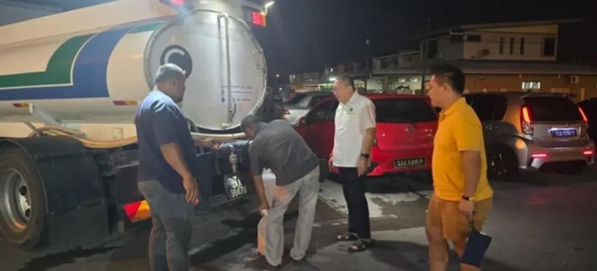 黄鸿圣（白衬衫）于3月31日视察肯雅兰园美食中心及孟都路，水管爆裂导致供水中断后，水车已被派往现场。