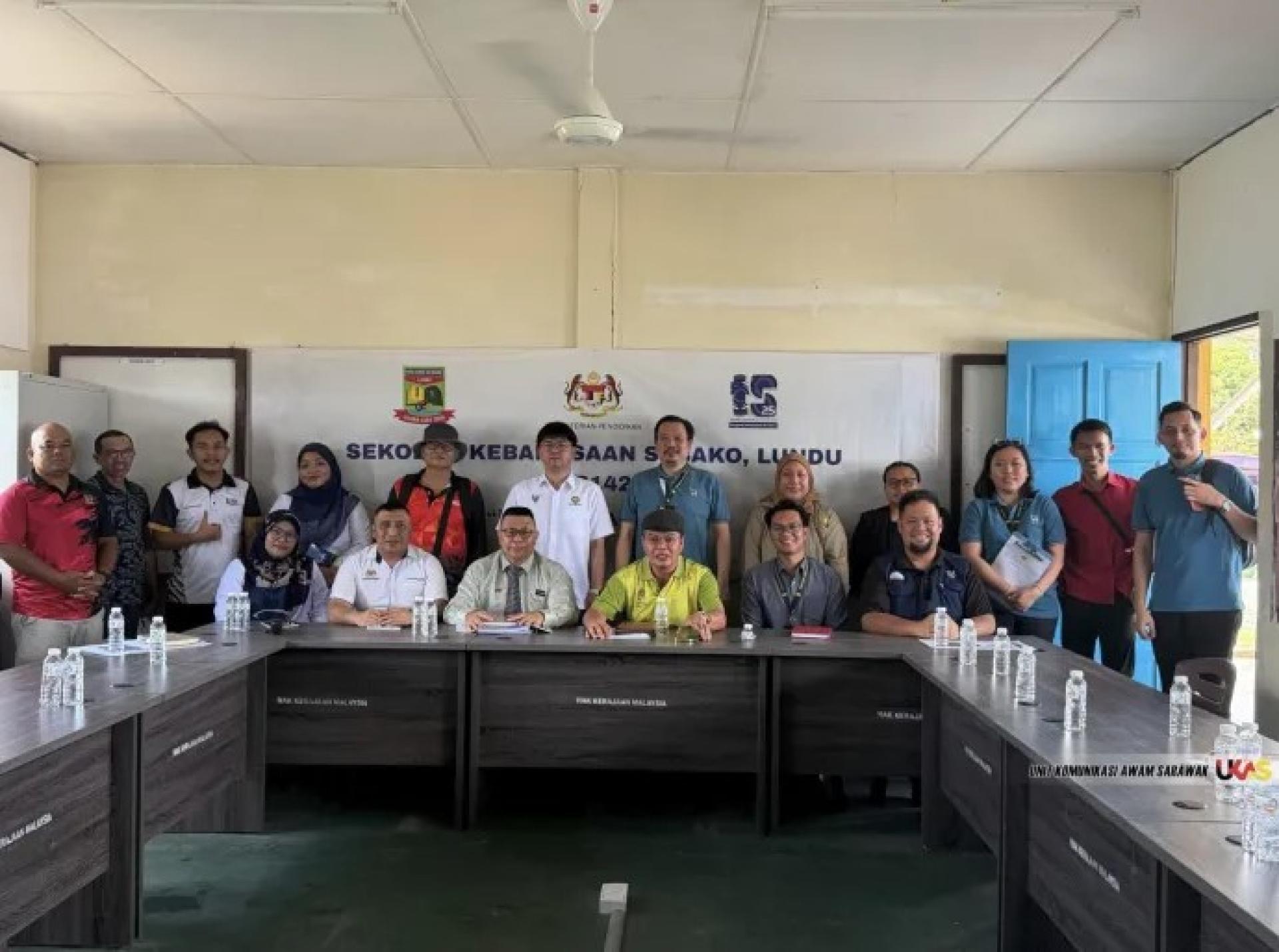 比利（右3，坐者）于2026年3月31日视察SK Sebako校舍。照片来源：Ukas